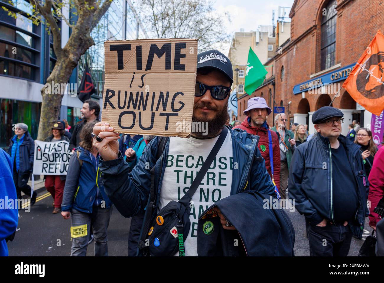 23 avril 2023, manifestation 'The Big One'. The Home Office, Marsham préparé, Westminster, Royaume-Uni. XR et ses partenaires ont défilé vers le Home Office et livré des milliers de « petits bateaux » en origami, avec des messages à la ministre de l'intérieur Suella Braverman. Jour 3 de la protestation climatique et écologique de « The Big One » par 200 groupes dirigés par extinction Rebellion sous le slogan « Unissons-nous pour survivre ». Environ 60 000 personnes ont pris part aux marches et événements légaux pendant quatre jours. Les groupes partenaires comprenaient Keep Britain Tidy, Friends of the Earth et Avaaz. Les 'piquets du peuple' ont eu lieu à l'extérieur de 15 départements gouvernementaux vendredi et lundi. A Banque D'Images