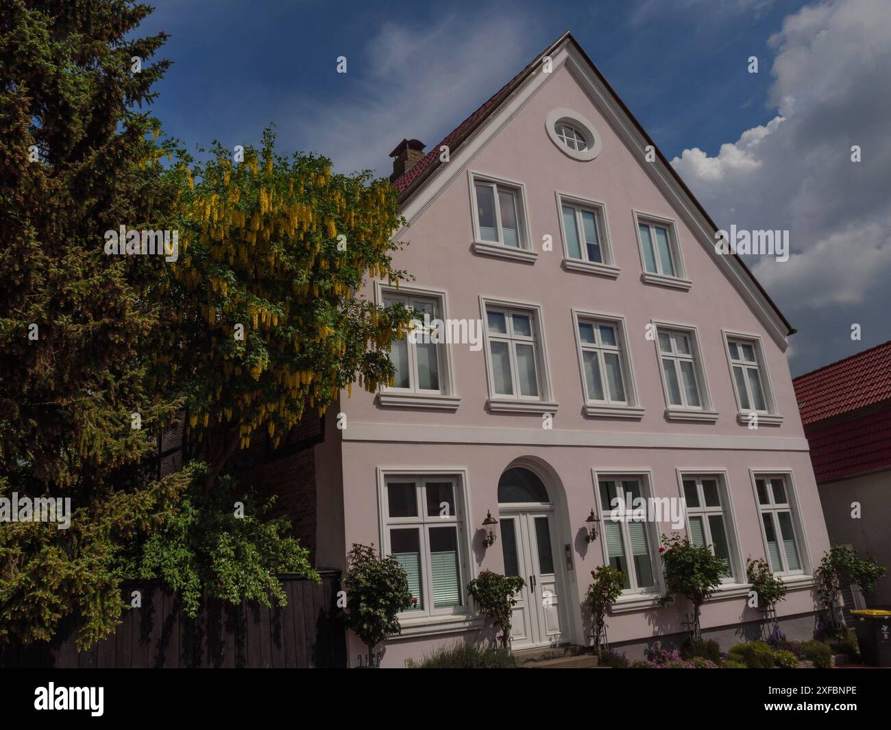 Bâtiment rose bien entretenu avec plusieurs fenêtres et une entrée à l'avant, Kappeln, schlewsig-holstein, allemagne Banque D'Images