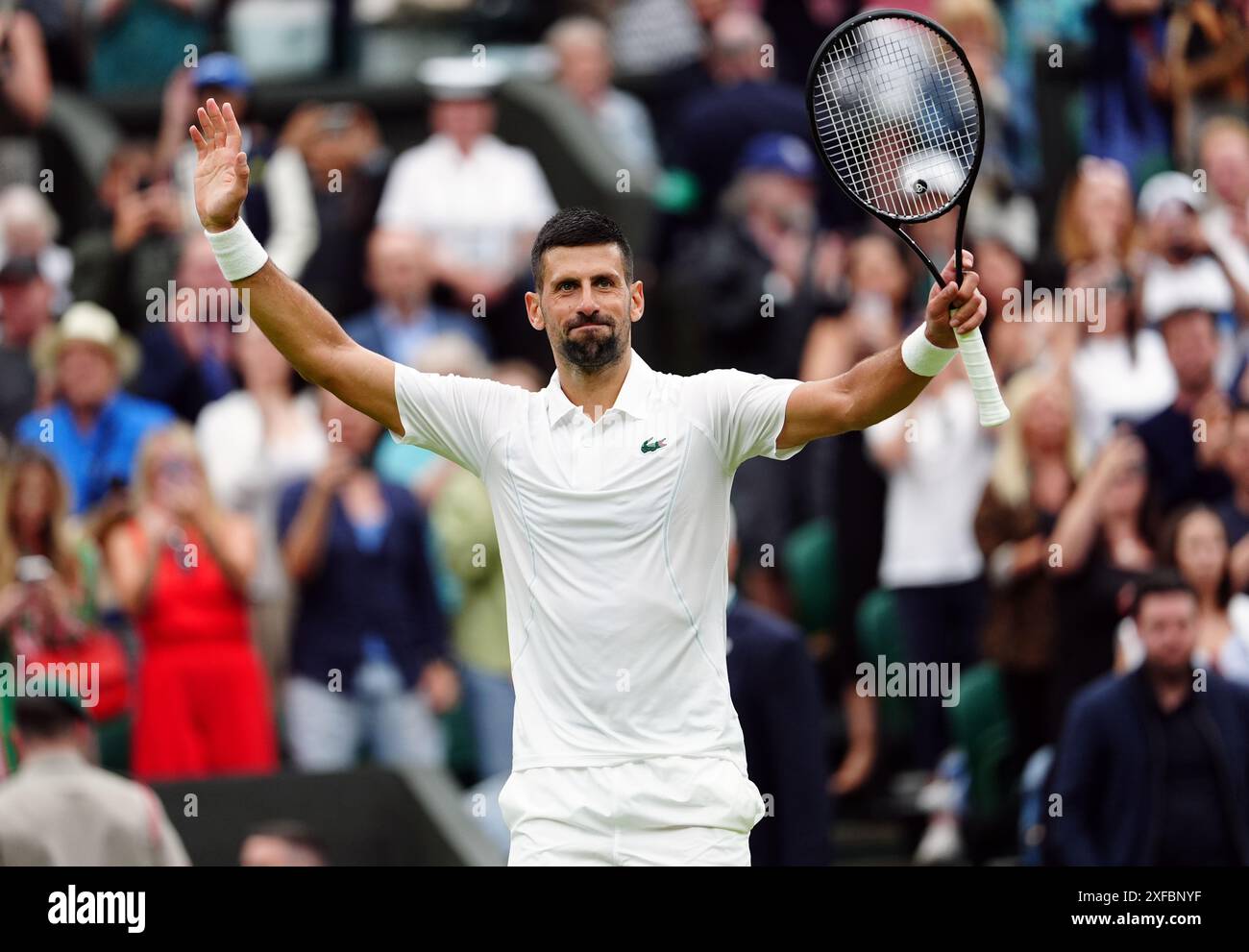 Novak Djokovic célèbre sa victoire sur vit Kopriva lors de la deuxième journée des Championnats de Wimbledon 2024 au All England Lawn Tennis and Croquet Club de Londres. Date de la photo : mardi 2 juillet 2024. Banque D'Images