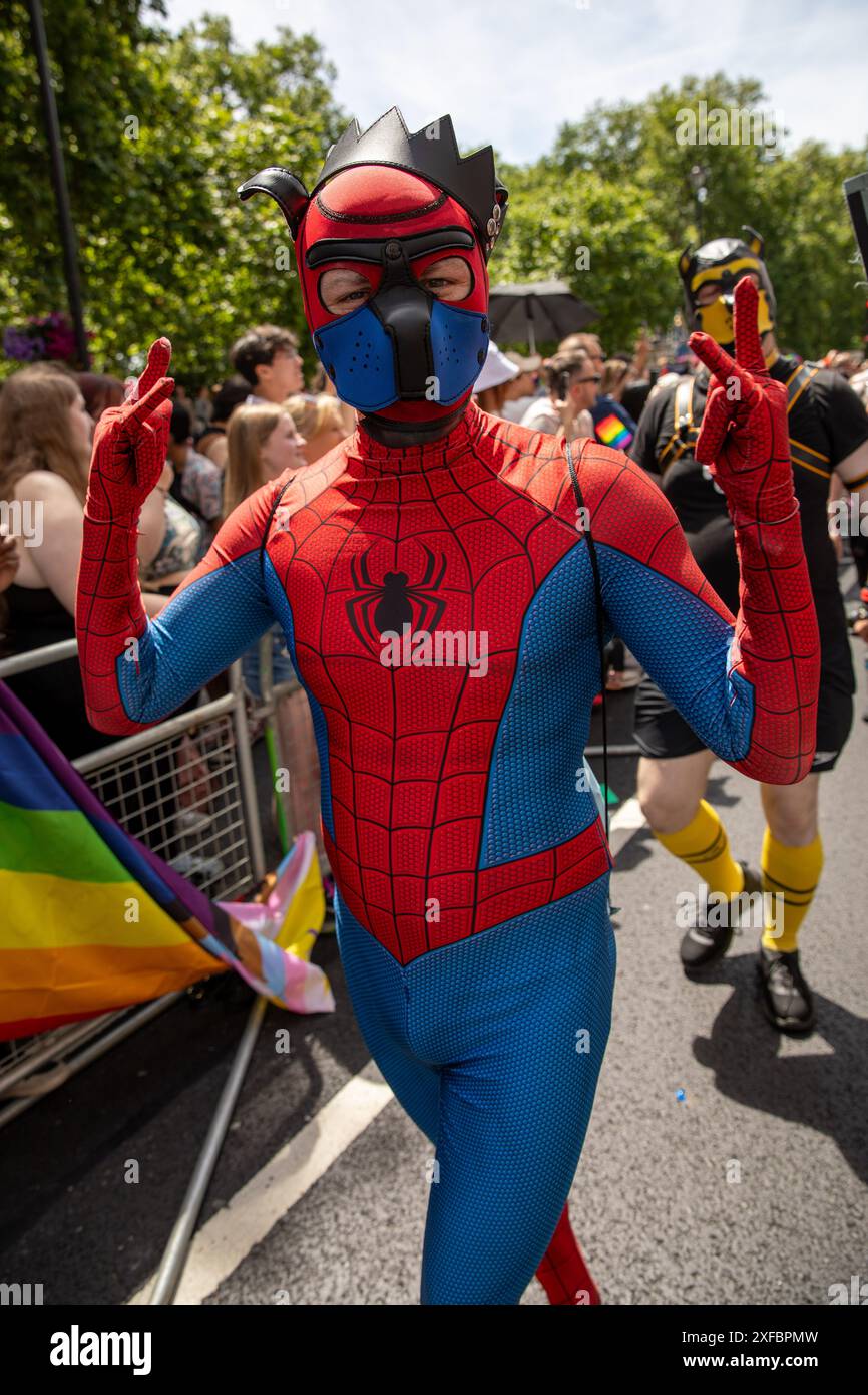 Londres, Royaume-Uni, 29 juin 2024. Des milliers de personnes défilent dans le centre de Londres lors de la parade annuelle Pride in London. Crédit : James Willoughby/Alamy Live News Banque D'Images