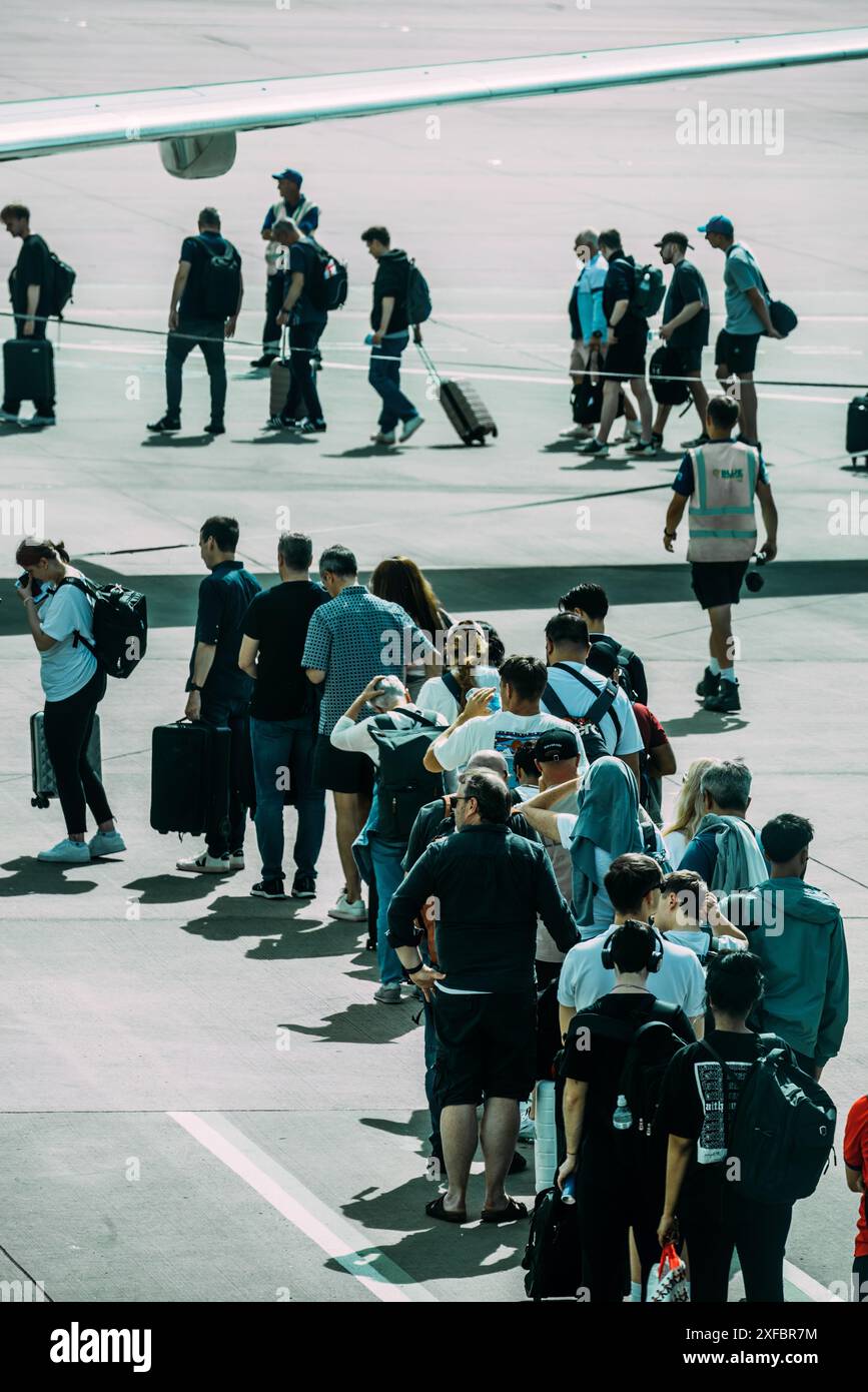 Londres Stansted, Royaume-Uni - 29 juin 2024 : les passagers de l'aéroport attendent en file d'attente pour monter à bord de l'avion à l'aéroport de Londres Stansted Banque D'Images