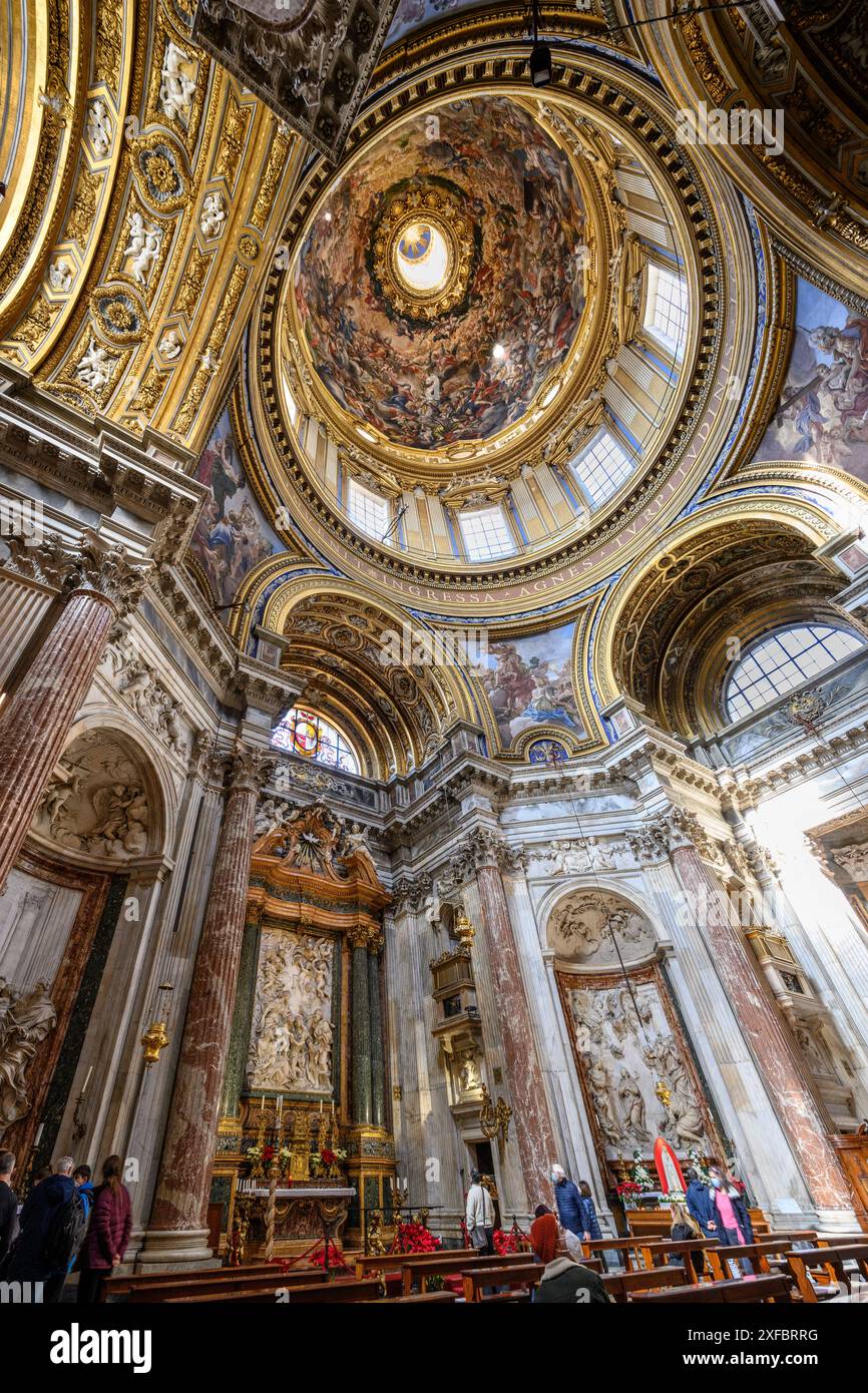 Intérieur de l'église baroque du 17ème siècle de Sant'Agnese in Agone, regardant jusqu'à la coupole. Piazza Navona, Rome, Italie Banque D'Images