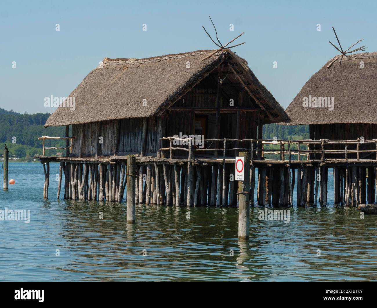 Gros plan des habitations historiques en pieux sur l'eau avec des structures en bois et un ciel bleu, Ueberlingen, Lac de Constance, Allemagne Banque D'Images