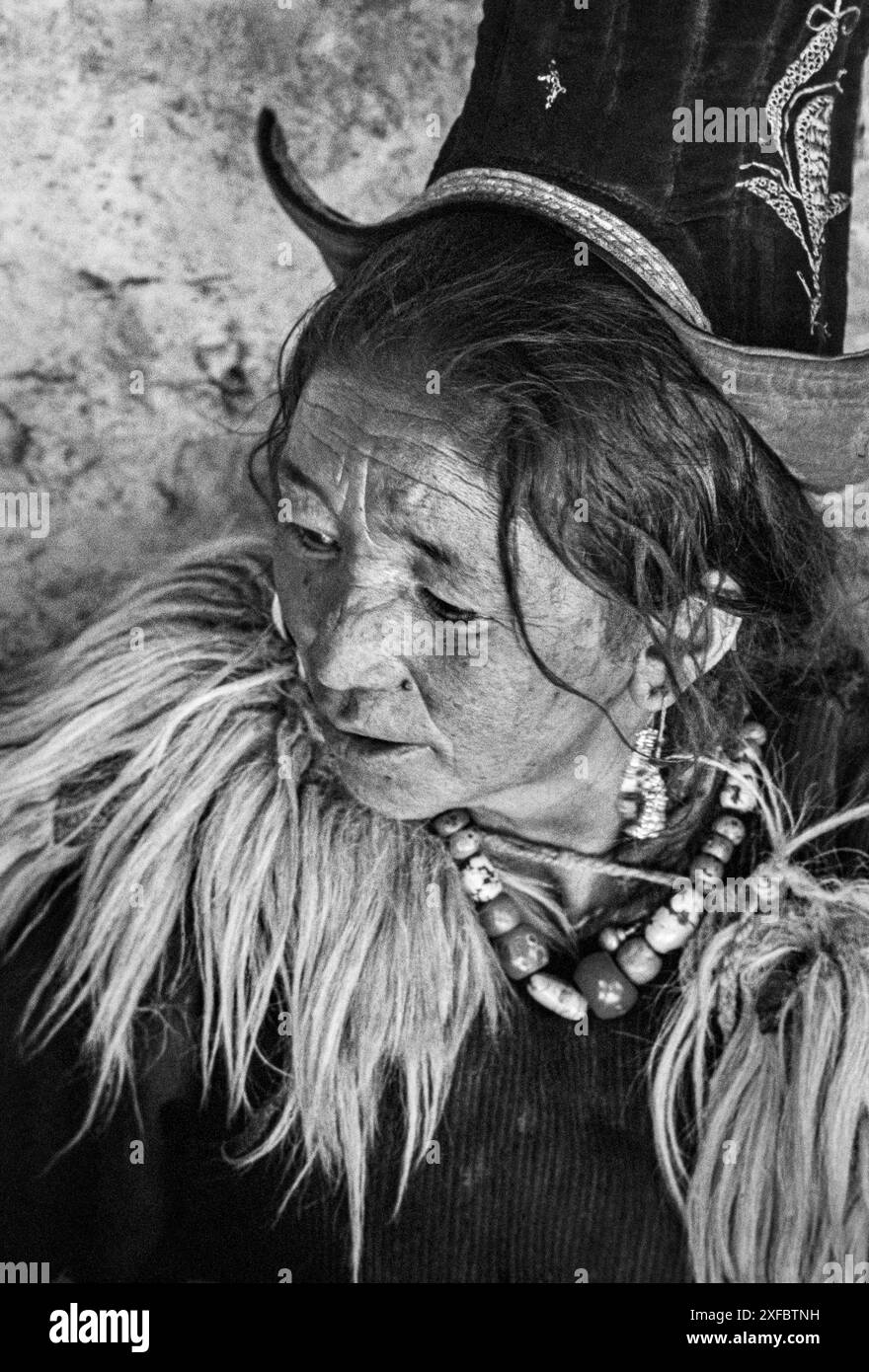 11 Oct 2013 Vintage Vieux Noir et Blanc photo de la vieille dame Ladakhi avec les perles de prière tibétaines pendant la fête bouddhiste dans le monastère Hemis Gompa, garçon Banque D'Images