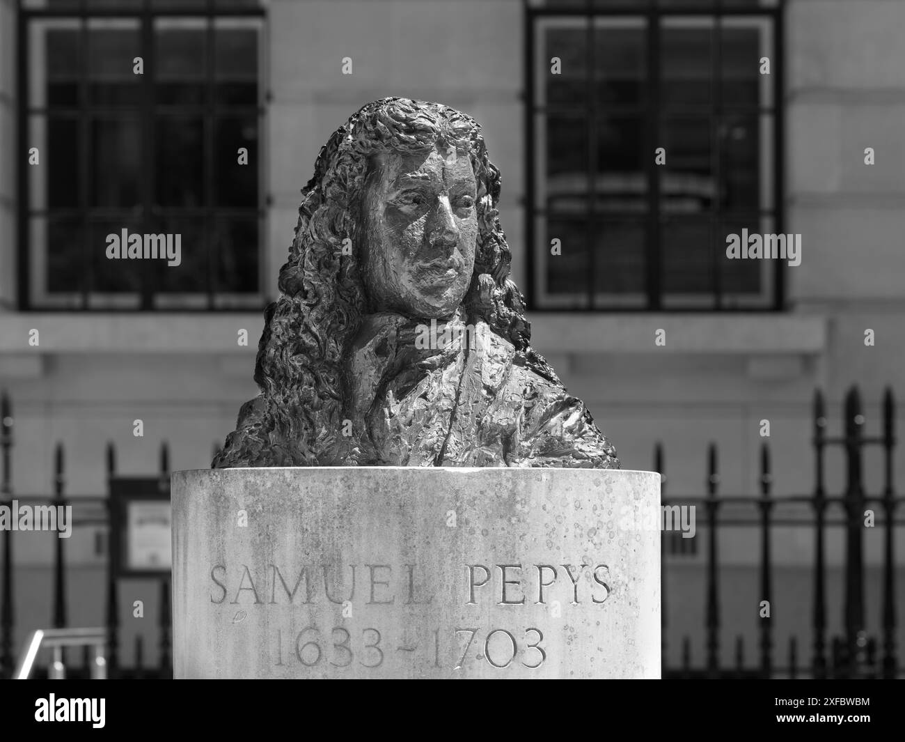 Buste, de Samuel Pepys, devant l'hôtel four Seasons, Tower Hill, Londres, Angleterre. Banque D'Images Buste, de Samuel Pepys, devant l'hôtel four Seasons, Tower Hill, Londres, Angleterre. Banque D'Images