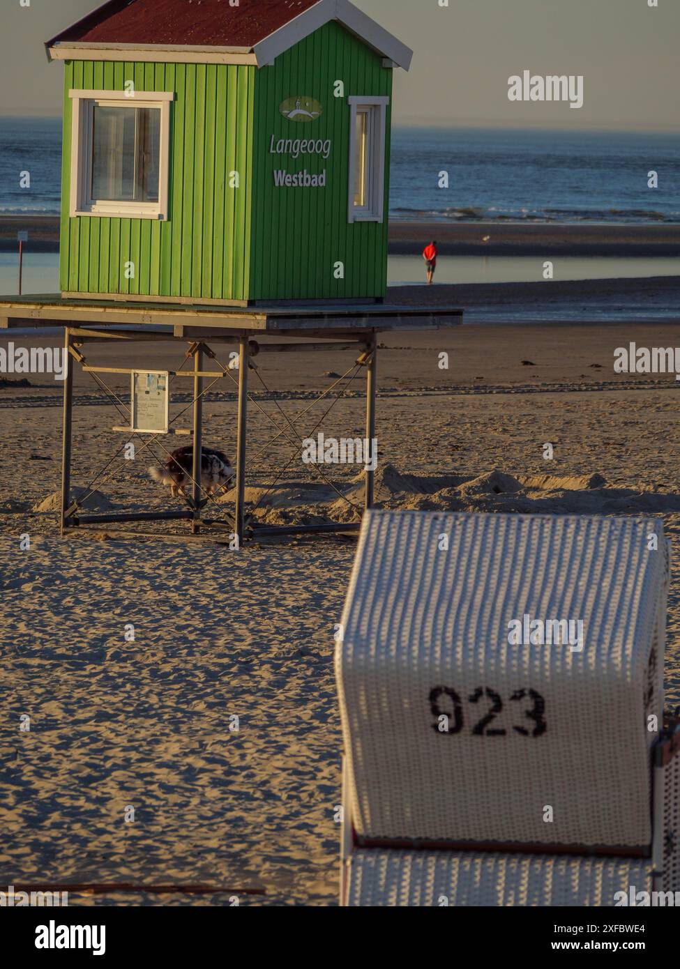 Un pavillon vert et une chaise de plage sur la plage avec vue sur la mer en arrière-plan Banque D'Images