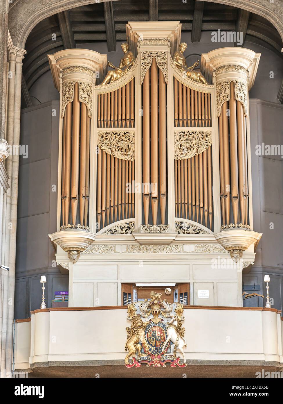Orgue dans l'église chrétienne de tous les reliques (Saints) près de la Tour (de Londres), fondée en 675 AD, et la plus ancienne église de Londres, Angleterre. Banque D'Images