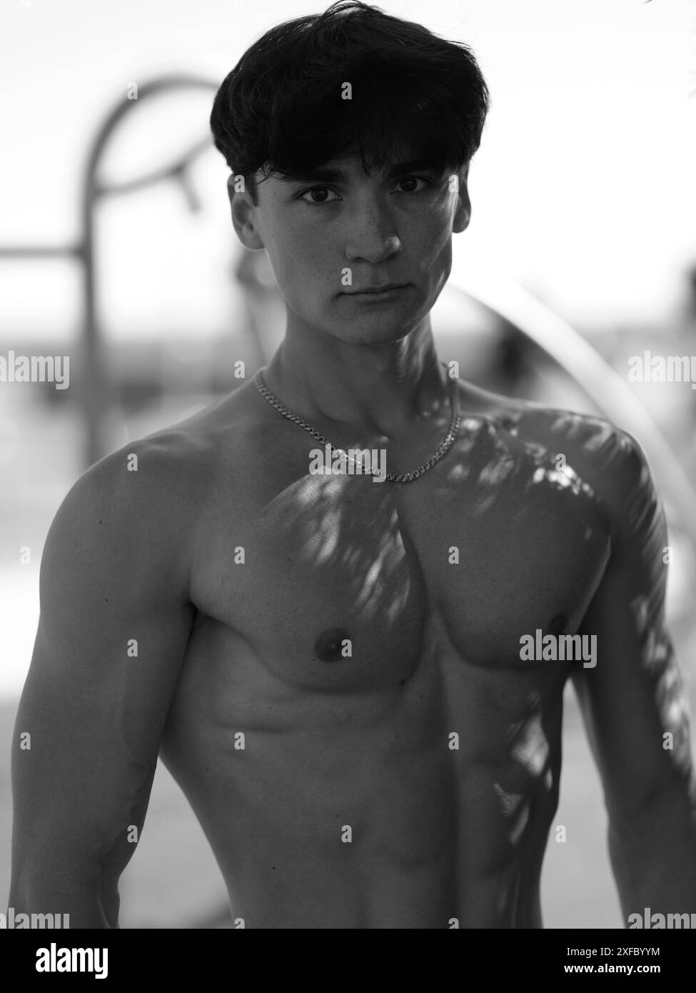 Bel homme sur la plage à Helsingborg, Suède. Banque D'Images