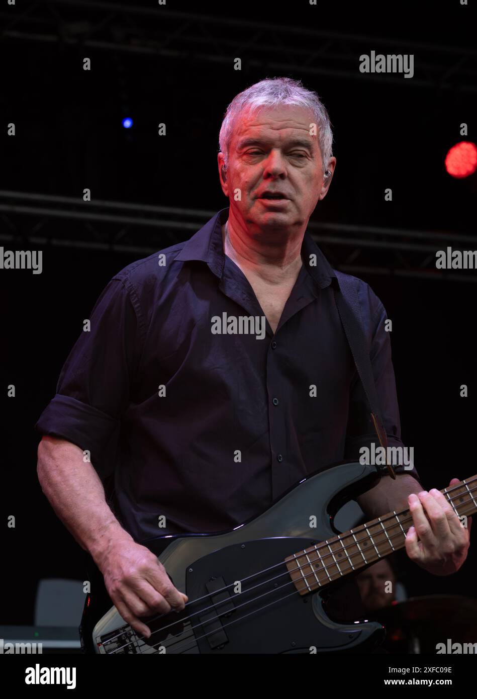 Guildford / UK - juin 29 2024 : Jean-Jacques Burnel, membre du groupe original, se produit avec The Stranglers au festival Guilfest, Guildford, Surrey, Royaume-Uni. Banque D'Images