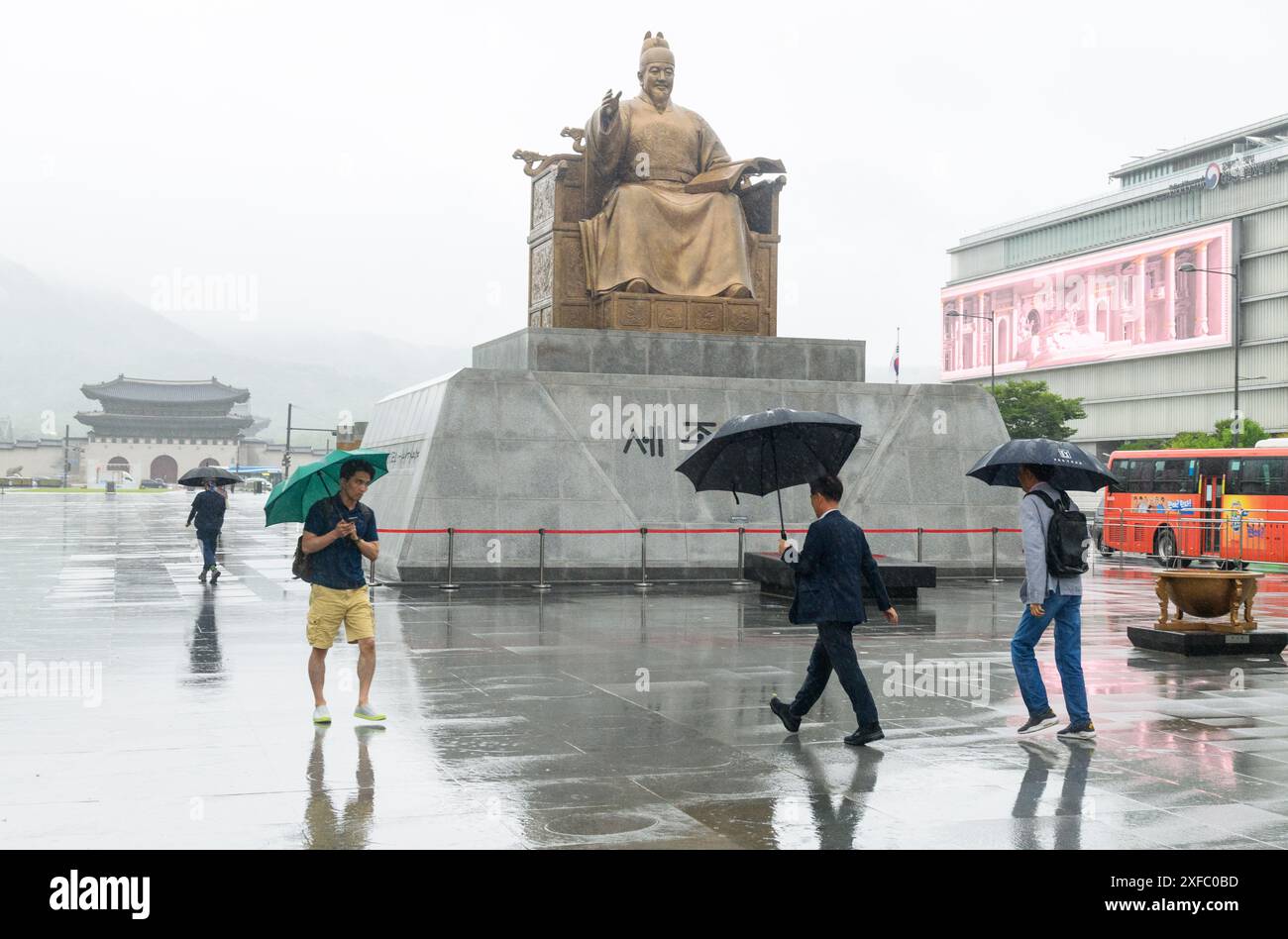 Les personnes avec des parapluies passent devant la place Gwanghwamun à Séoul pendant la saison des pluies. La saison des pluies en Asie de l'est, également appelée pluie de prunes, est causée par des précipitations le long d'un front stationnaire persistant connu sous le nom de front de Meiyu pendant près de deux mois à la fin du printemps et au début de l'été en Asie de l'est entre la Chine, la Corée et le Japon. Le Japon a ensuite adapté et translittéré le terme chinois « pluie de prunes » pour appeler la saison des pluies tsuyu. La saison est plutôt communément appelée Jangma en Corée, ce qui signifie «longue pluie». La saison des pluies se termine en été lorsque la crête subtropicale devient forte Banque D'Images