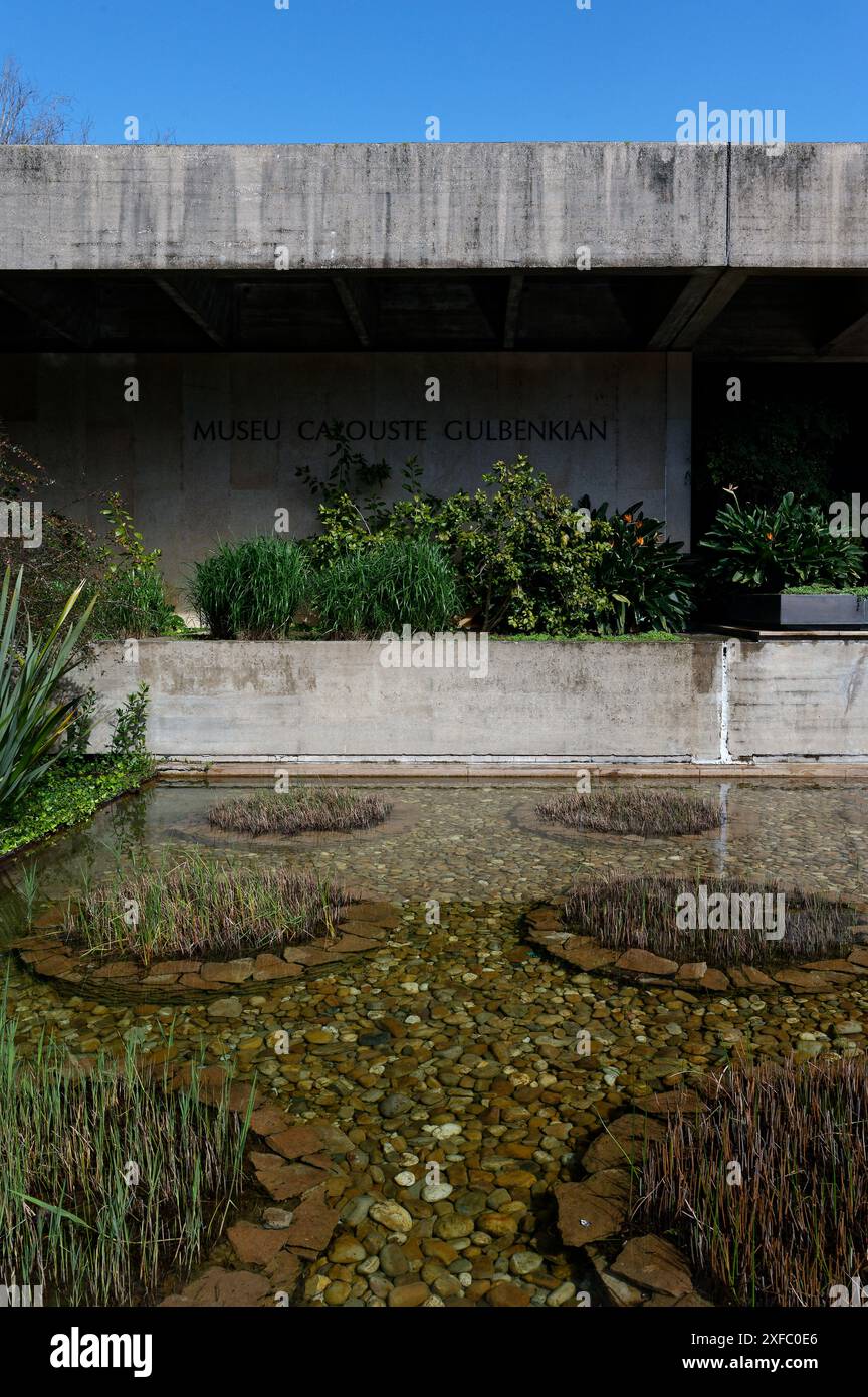 Extérieur du musée Calouste Gulbenkian, avec un étang réfléchissant avec des plantes aquatiques et une végétation luxuriante Banque D'Images