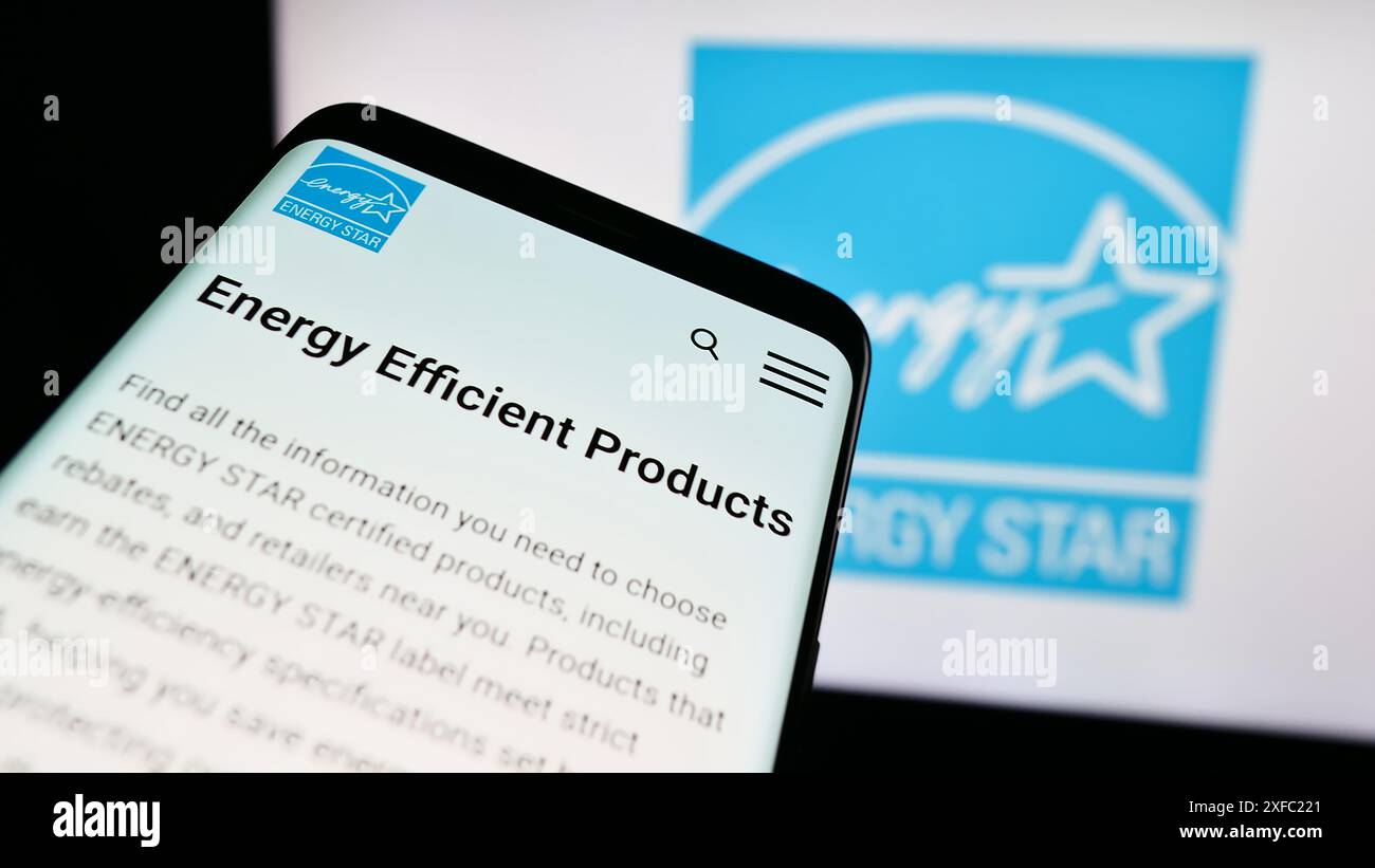 Téléphone mobile avec le site Web du programme américain d'efficacité énergétique Energy Star devant le logo. Concentrez-vous sur le coin supérieur gauche de l'écran du téléphone. Banque D'Images