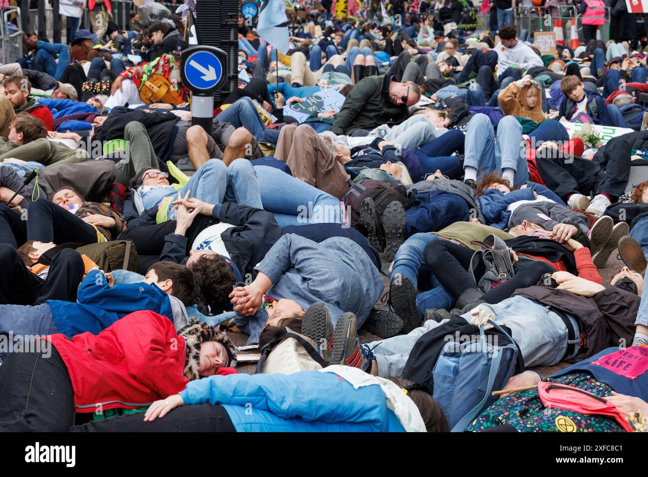 22 avril 2023, Westminster, Londres, Royaume-Uni. Matrice de masse. Jour 2 de la protestation climatique et écologique de 'The Big One' par 200 groupes dirigés par extinction Rebellion sous le slogan 'unir pour survivre'. Environ 60 000 personnes ont pris part aux marches et événements légaux pendant quatre jours. Les groupes partenaires comprenaient Keep Britain Tidy, Friends of the Earth et Avaaz. Les 'piquets du peuple' ont eu lieu à l'extérieur de 15 départements gouvernementaux vendredi et lundi. Une énorme marche le samedi 22 avril s'est terminée par un die-in de masse à travers Westminster. Banque D'Images