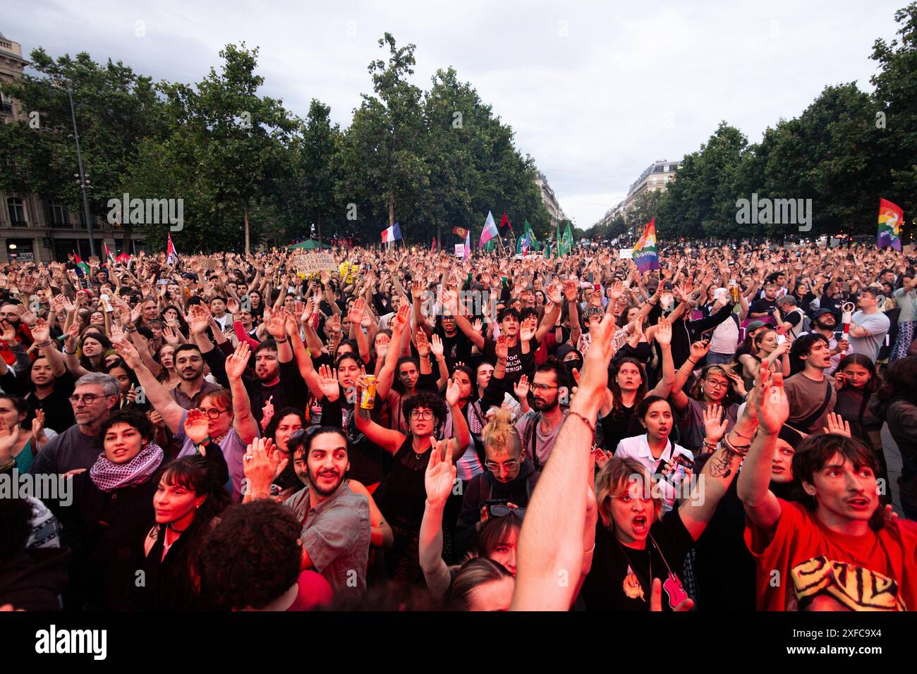 Paris, France. 30 juin 2024. Des manifestants participent à la manifestation. Place République, à Paris, s'est entassée dans une manifestation contre l'extrême droite suite aux résultats des élections législatives françaises, qui ont vu le rassemblement national remporter le premier tour. (Photo de Telmo Pinto/SOPA images/SIPA USA) crédit : SIPA USA/Alamy Live News Banque D'Images