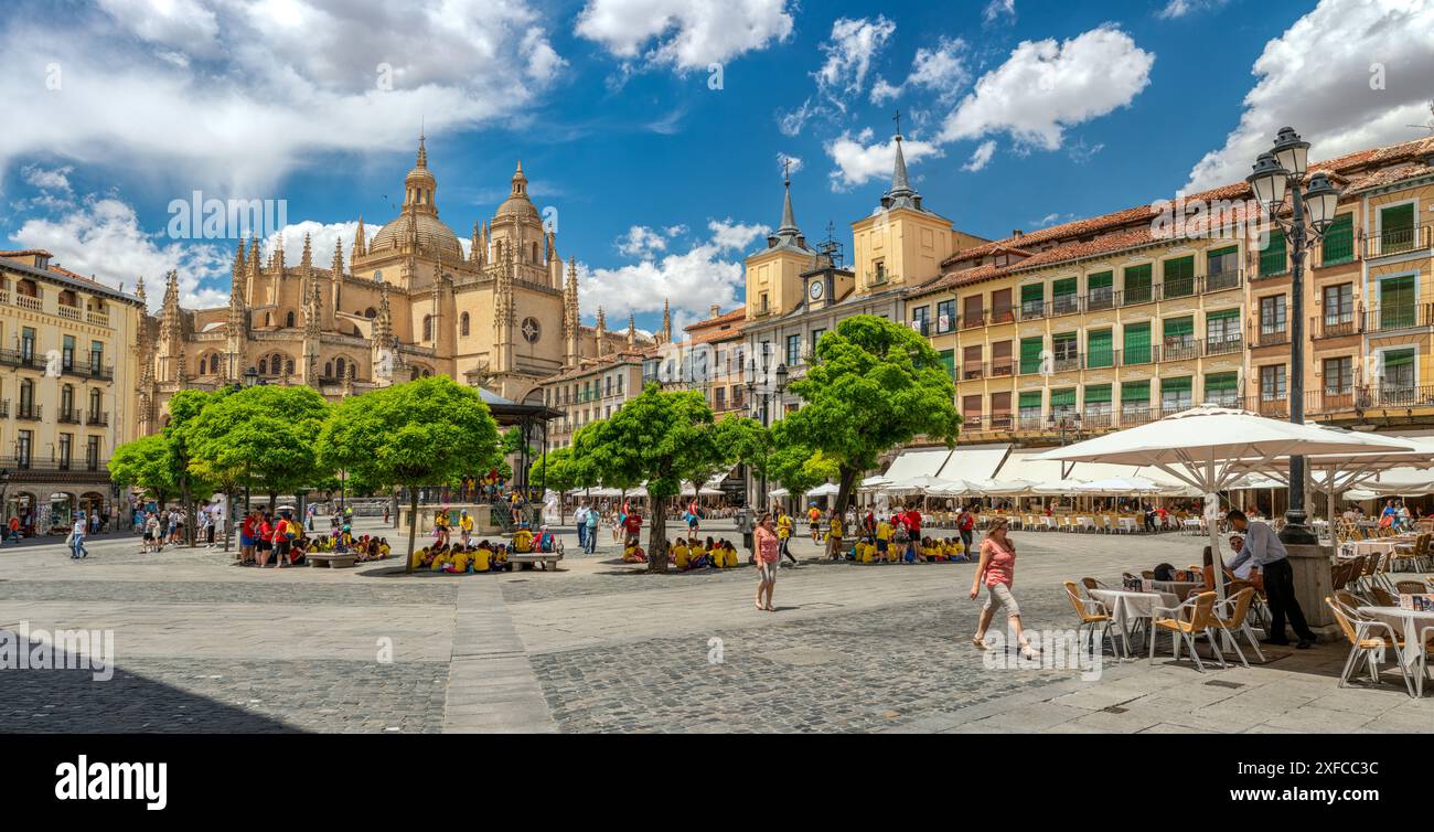 Vue panoramique sur la Plaza Mayor et la cathédrale de Ségovie, Espagne. Une place animée avec des gens, des restaurants et une architecture historique. Banque D'Images