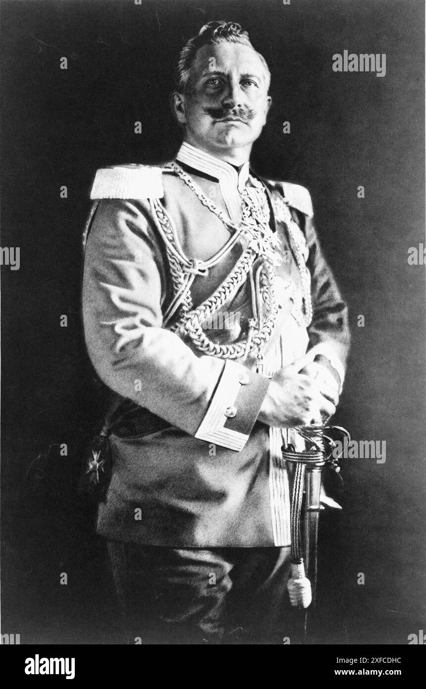 Wilhelm IIe (1859-1941), deutscher Kaiser von 1888-1918. Dreiviertelporträt von Wilhelm (William) in Militäruniform, Hand am Schwertgriff. Banque D'Images