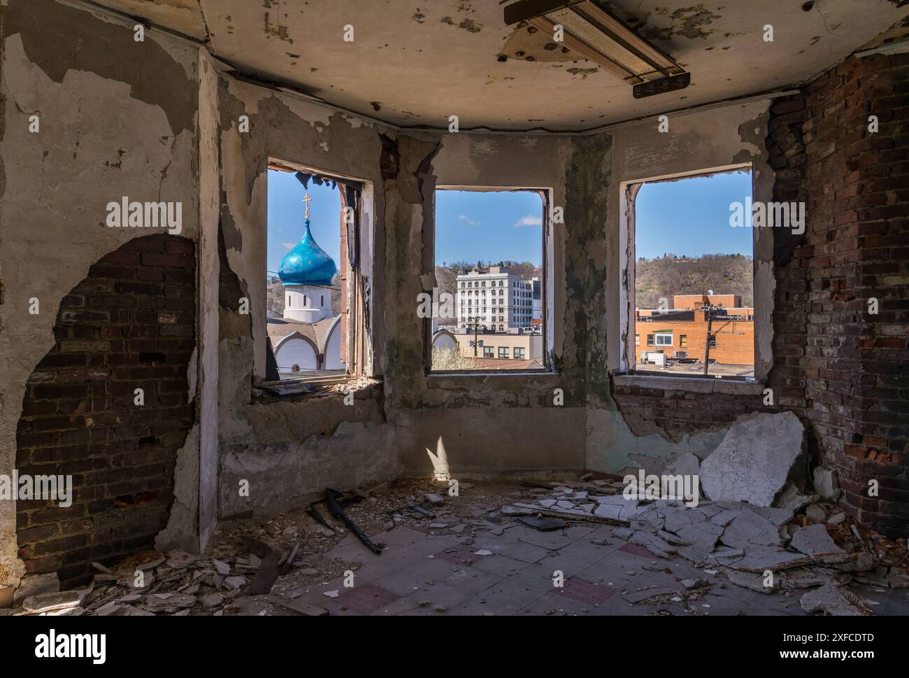 Vue du dôme de l'oignon de l'église catholique orthodoxe russe de Marie vue à travers une autre fenêtre abandonnée de l'église. Banque D'Images
