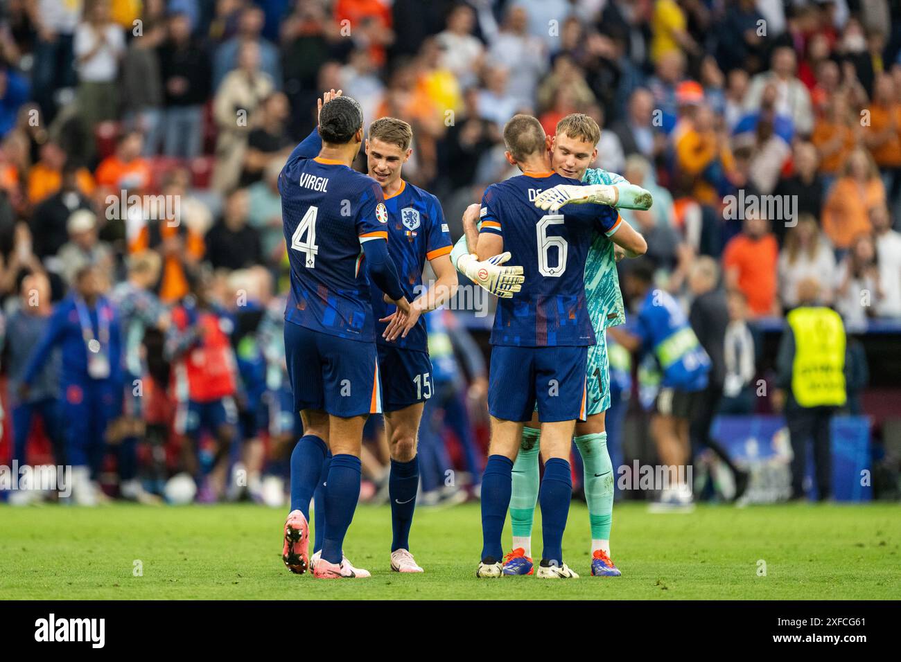 Munich, Allemagne. 02 juillet 2024. Virgil van Dijk (4 ans), Micky van de Ven (15 ans), Stefan de Vrij (6 ans) et Bart Verbruggen (1 an), des pays-Bas en fête après la victoire de la manche de l'UEFA Euro 2024 du 16e match entre la Roumanie et les pays-Bas à l'Allianz Arena de Munich. Crédit : Gonzales photo/Alamy Live News Banque D'Images