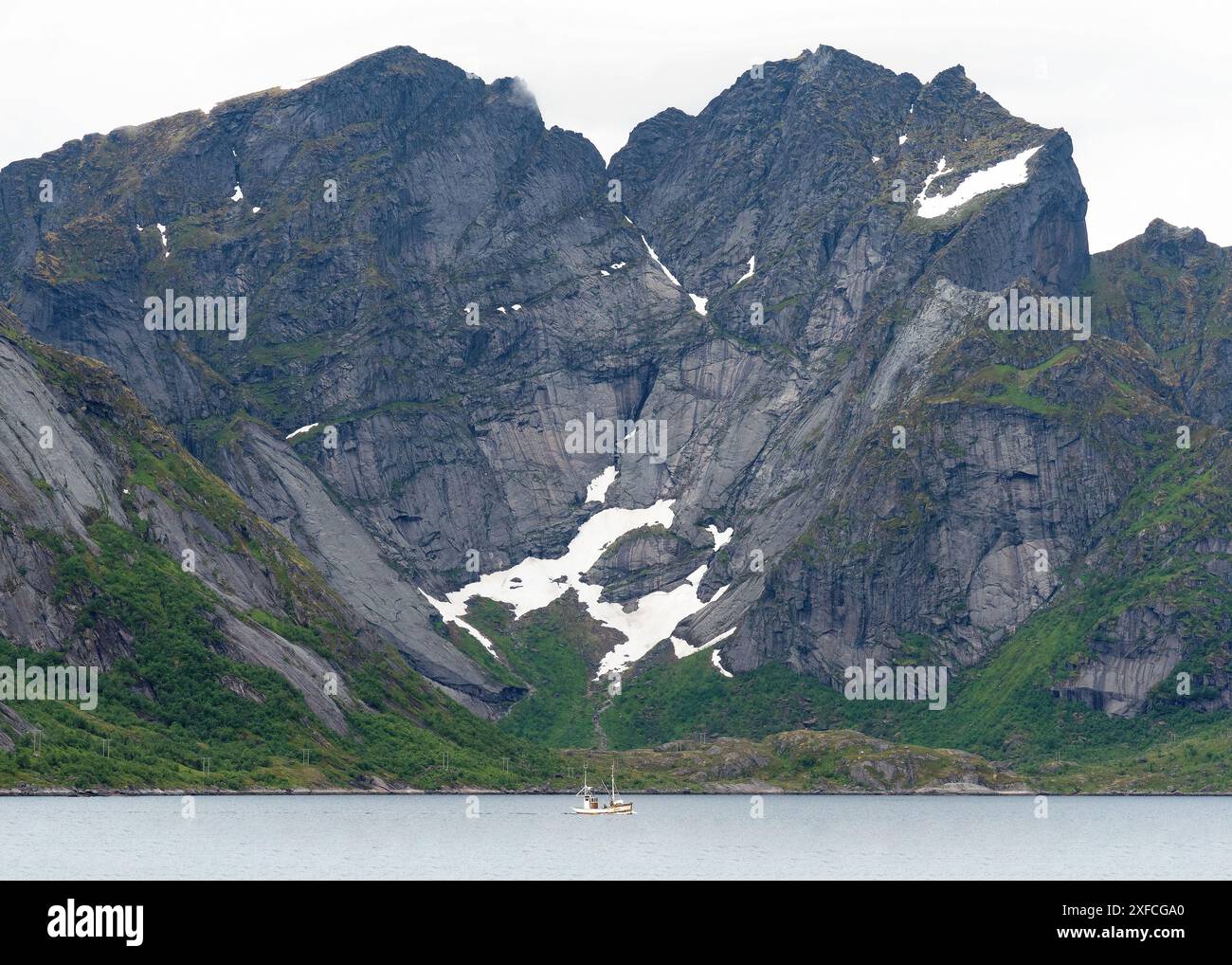 Majestueuses montagnes Lofoten avec voilier Banque D'Images