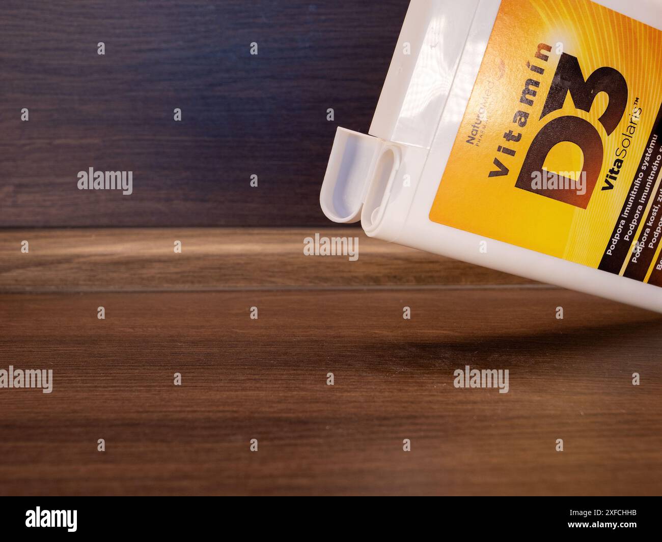 OSTRAVA, RÉPUBLIQUE TCHÈQUE - 14 FÉVRIER 2022 : NaturaMed vitamine D3 bouteille avec supplément pour une meilleure santé Banque D'Images