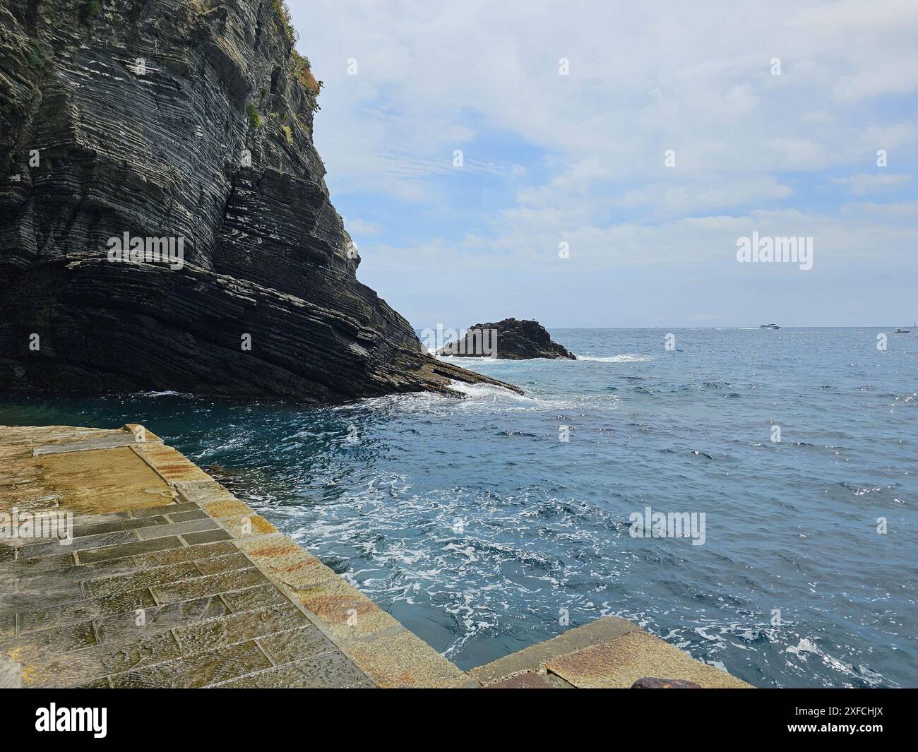 Photo verticale d'une falaise d'ardoise à Vernazza, Cinque Terre, Italie. Vue en bas angle vers le restaurant sur le haut de la falaise. Banque D'Images
