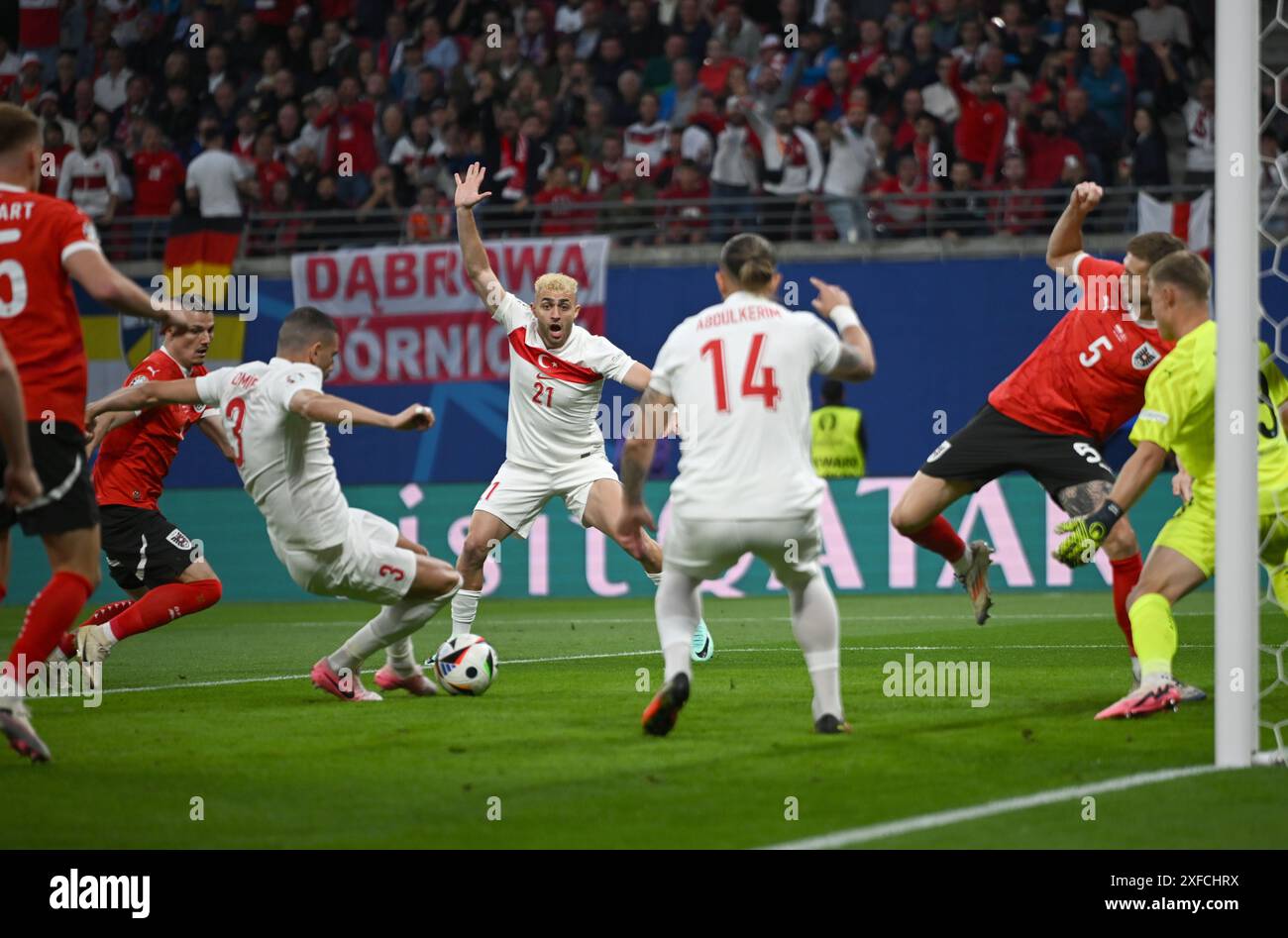 Leipzig, Allemagne. 02 juillet 2024. Football, UEFA Euro 2024, Championnat d'Europe, Autriche - Turquie, finale, ronde 16, Leipzig Stadion, Merih Demiral de Turquie (2e à partir de la gauche) marque le but pour faire 0-1. Crédit : Sebastian Christoph Gollnow/dpa/Alamy Live News Banque D'Images