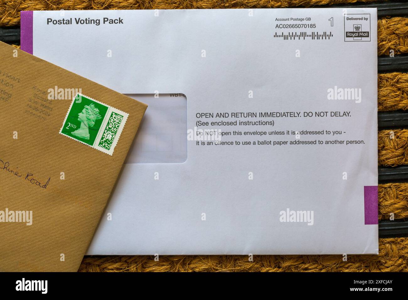 Postal Voting Pack est arrivé en poste sur le paillasson pour l'élection générale parlementaire de juillet 2024 Banque D'Images