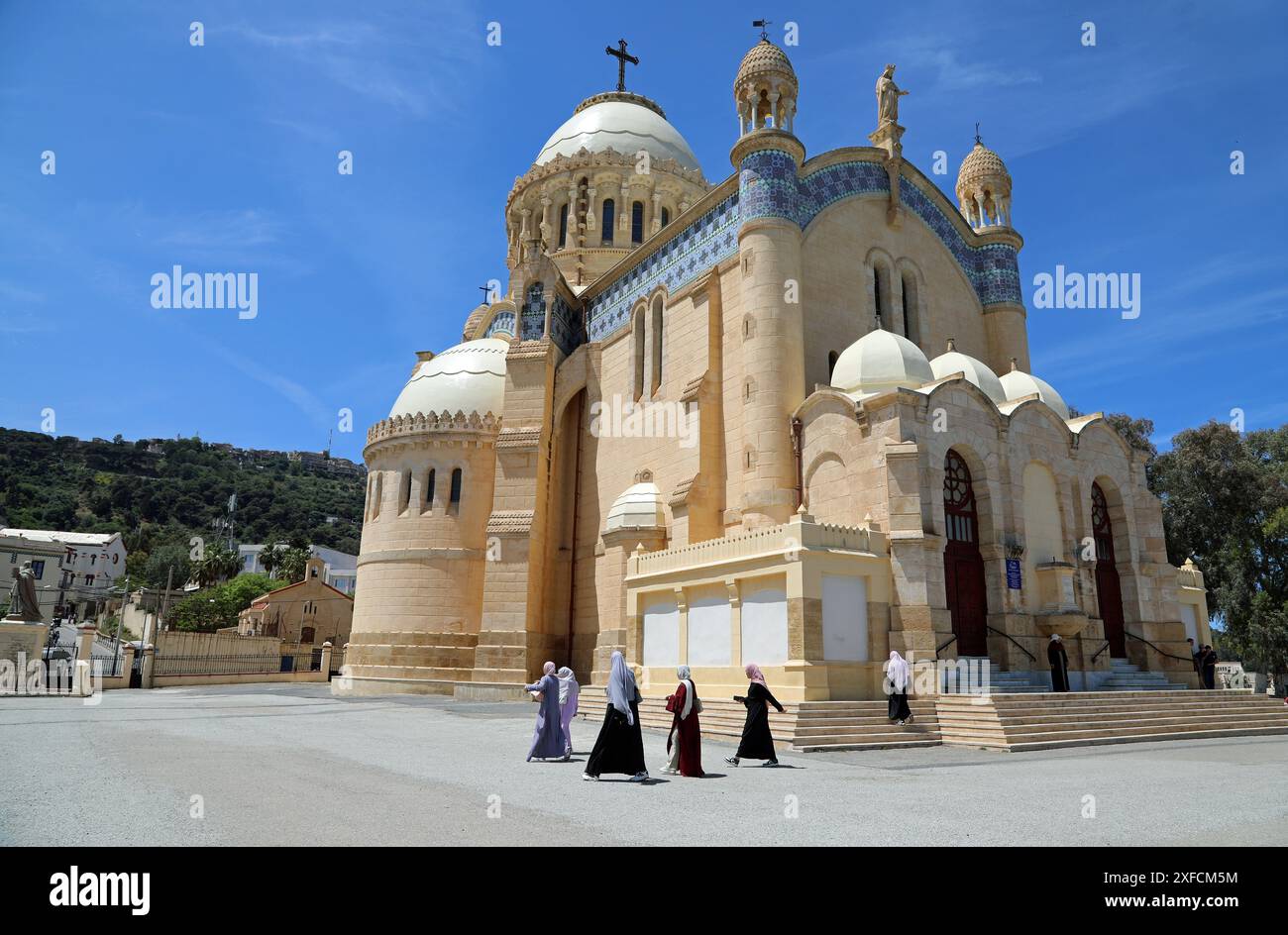Touristes musulmans à la basilique catholique d'Alger Banque D'Images