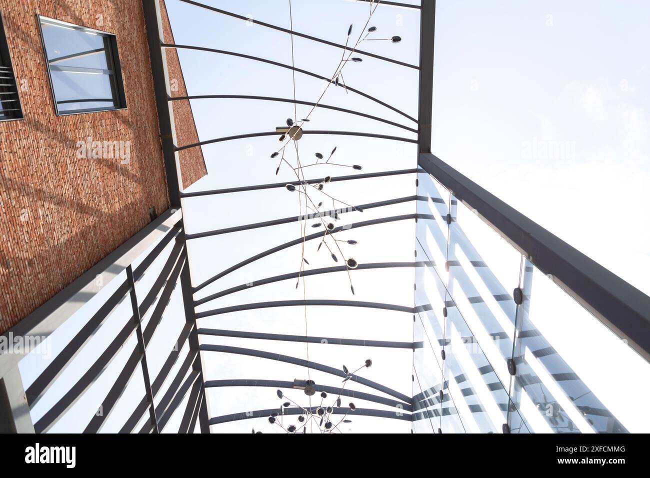 Tbilissi, Géorgie - 16 JUIN 2024 : complexe d'hôtels, cafés et restaurants sur la place Saarbrucken, accueillant l'Hôtel Moxy, Rigi Restaurant etc. Banque D'Images Tbilissi, Géorgie - 16 JUIN 2024 : complexe d'hôtels, cafés et restaurants sur la place Saarbrucken, accueillant l'Hôtel Moxy, Rigi Restaurant etc. Banque D'Images