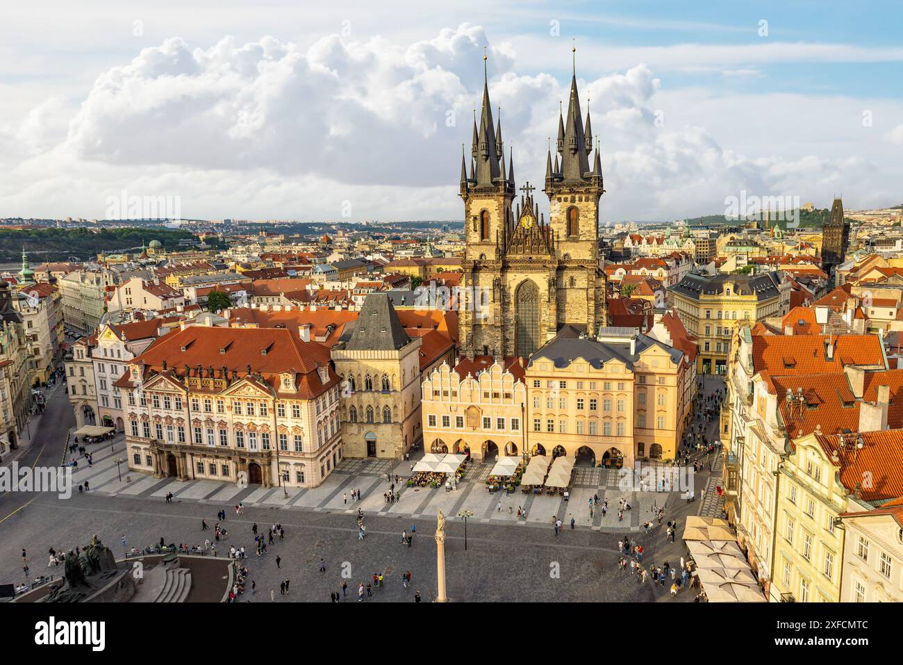 Vue aérienne de la place de la vieille ville, une place historique dans le quartier de la vieille ville de Prague, République tchèque avec l'église de la mère de Dieu avant Týn Banque D'Images