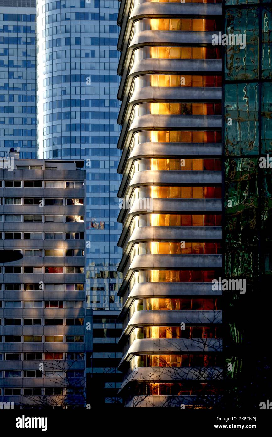 FRANCE, HAUTS-DE-SEINE (92) QUARTIER DES AFFAIRES DE LA DÉFENSE. IMMEUBLE DE BUREAUX AU COUCHER DU SOLEIL Banque D'Images