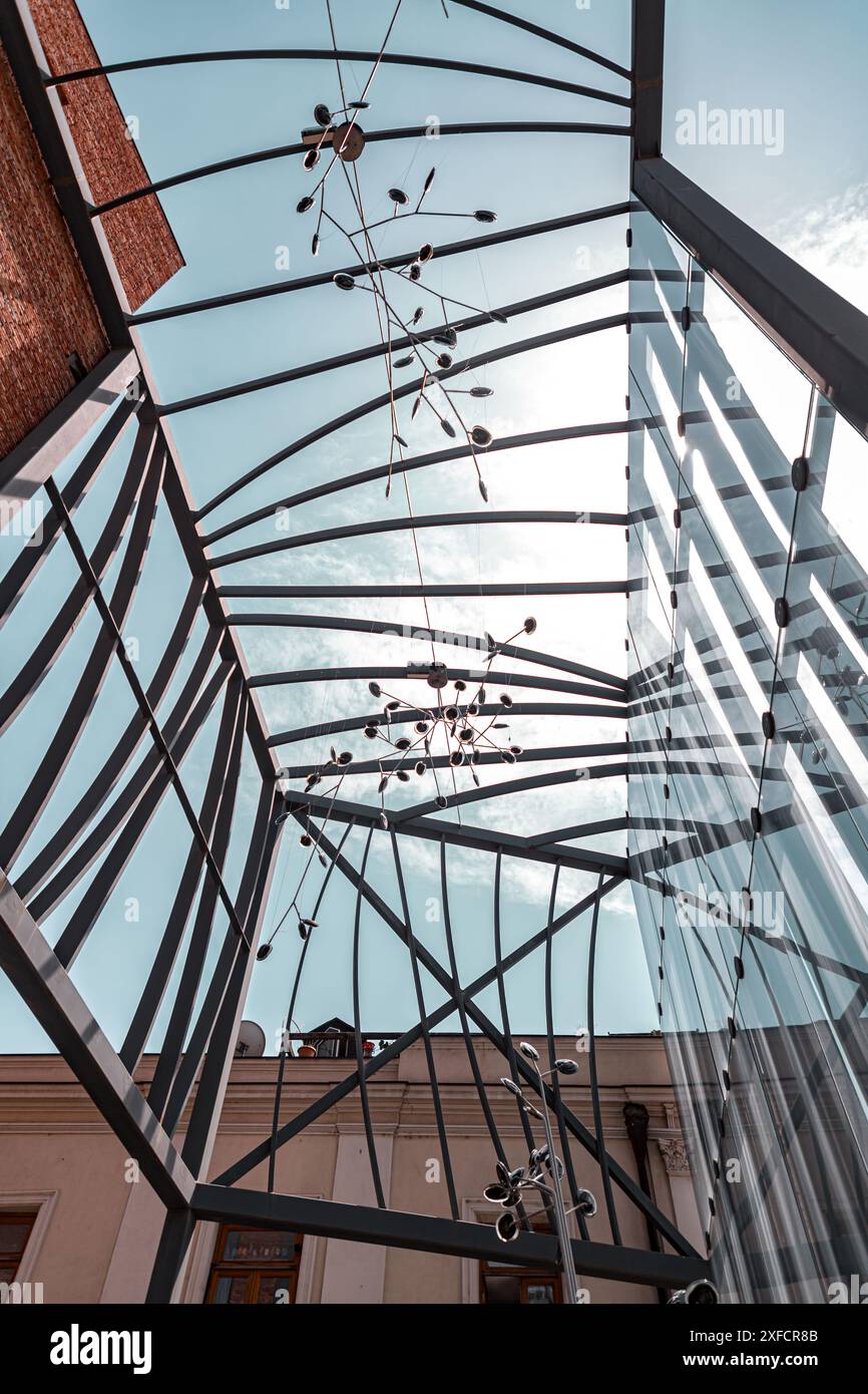 Tbilissi, Géorgie - 16 JUIN 2024 : complexe d'hôtels, cafés et restaurants sur la place Saarbrucken, accueillant l'Hôtel Moxy, Rigi Restaurant etc. Banque D'Images Tbilissi, Géorgie - 16 JUIN 2024 : complexe d'hôtels, cafés et restaurants sur la place Saarbrucken, accueillant l'Hôtel Moxy, Rigi Restaurant etc. Banque D'Images