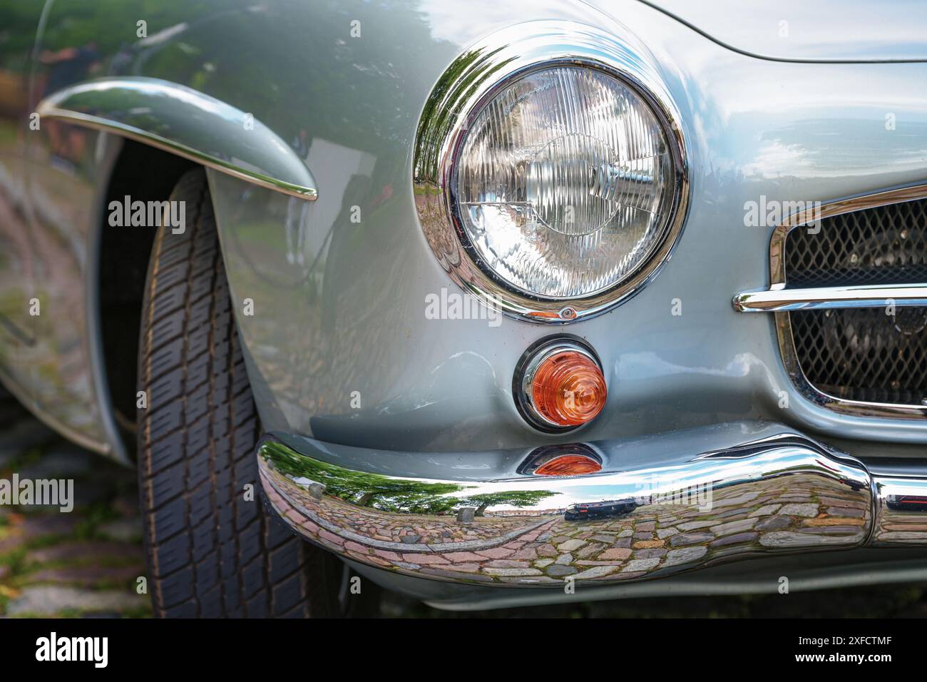 Phare rond et clignotants sur une belle voiture vintage gris argenté, concept pour le voyage, la réparation, la vente ou le transport, focus sélectionné, de. étroit Banque D'Images