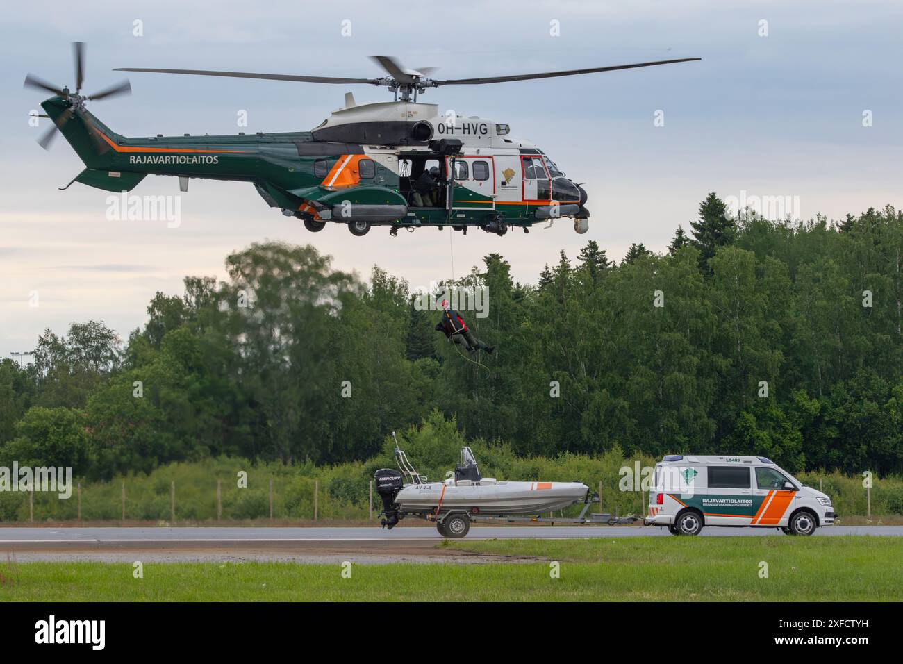 Hélicoptère Super Puma des garde-frontières finlandais effectuant une démonstration de sauvetage en Finlande Banque D'Images