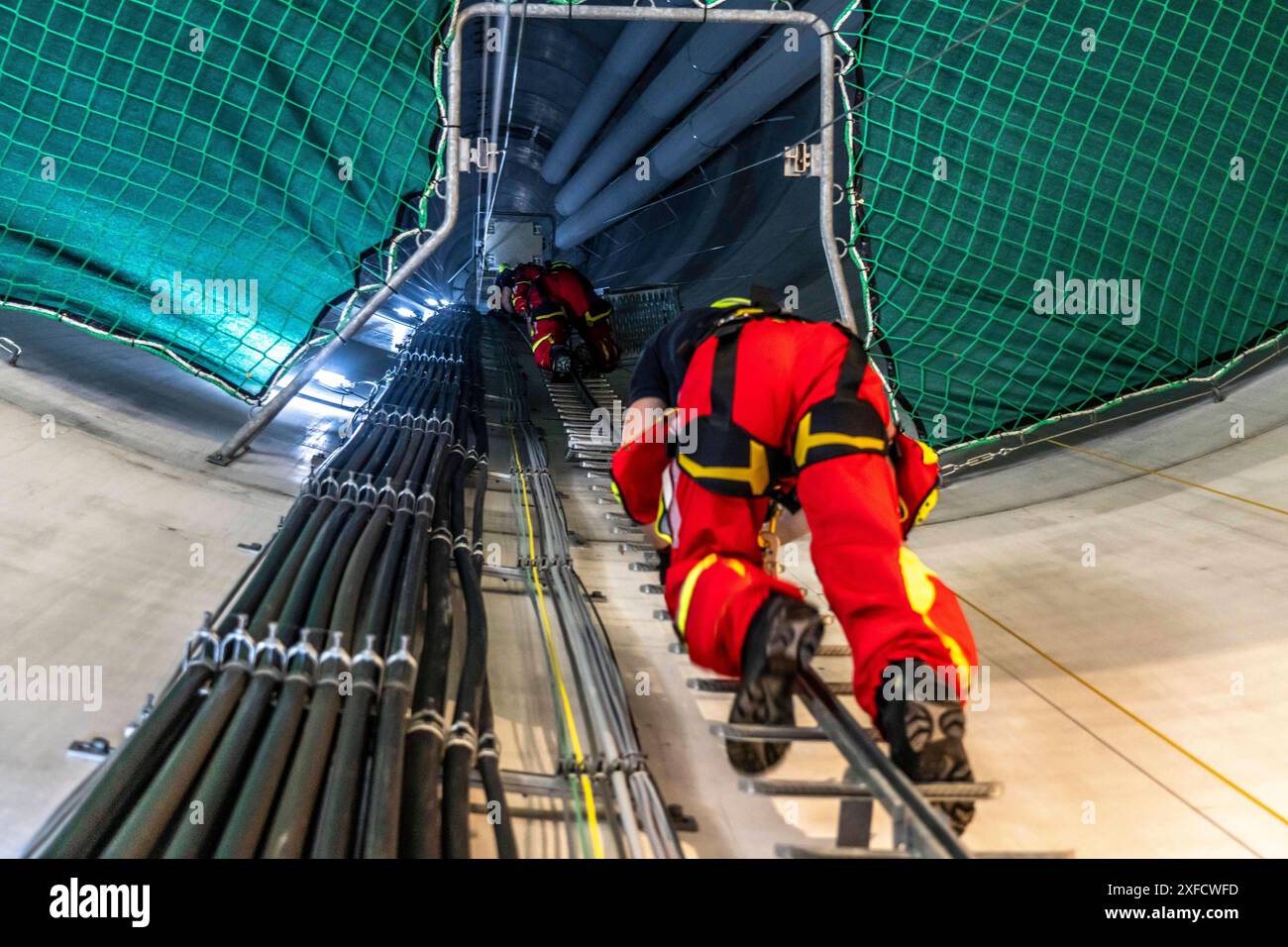 Höhenretter der Berufsfeuerwehr Oberhausen üben das Abseilen von einer Windenereanlage, aus 150 Metern Höhe, Aufstieg in die Anlage, zum Maschinenhaus, Issum, NRW, Deutschland Höhenretter Windrad *** les sauveteurs en hauteur du service d'incendie professionnel d'Oberhausen pratiquent la descente en rappel depuis une éolienne d'une hauteur de 150 mètres, montée dans l'éolienne, jusqu'à la nacelle, Issum, NRW, Allemagne, eolienne de sauvetage en hauteur Banque D'Images