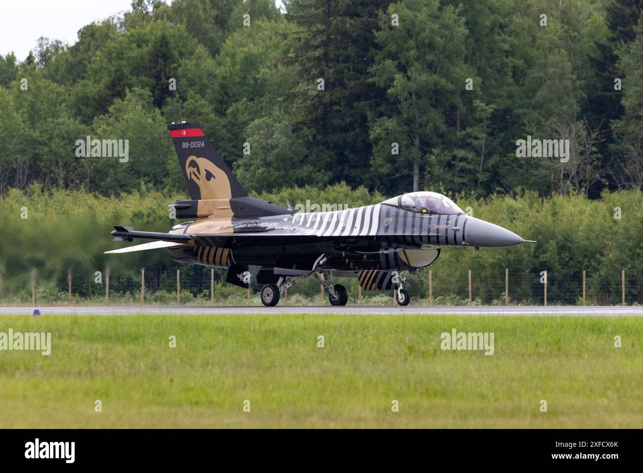 L'équipe d'affichage de l'armée de l'air turque Solotürk f-16 se produit au salon aéronautique de Vaasa en Finlande. Banque D'Images