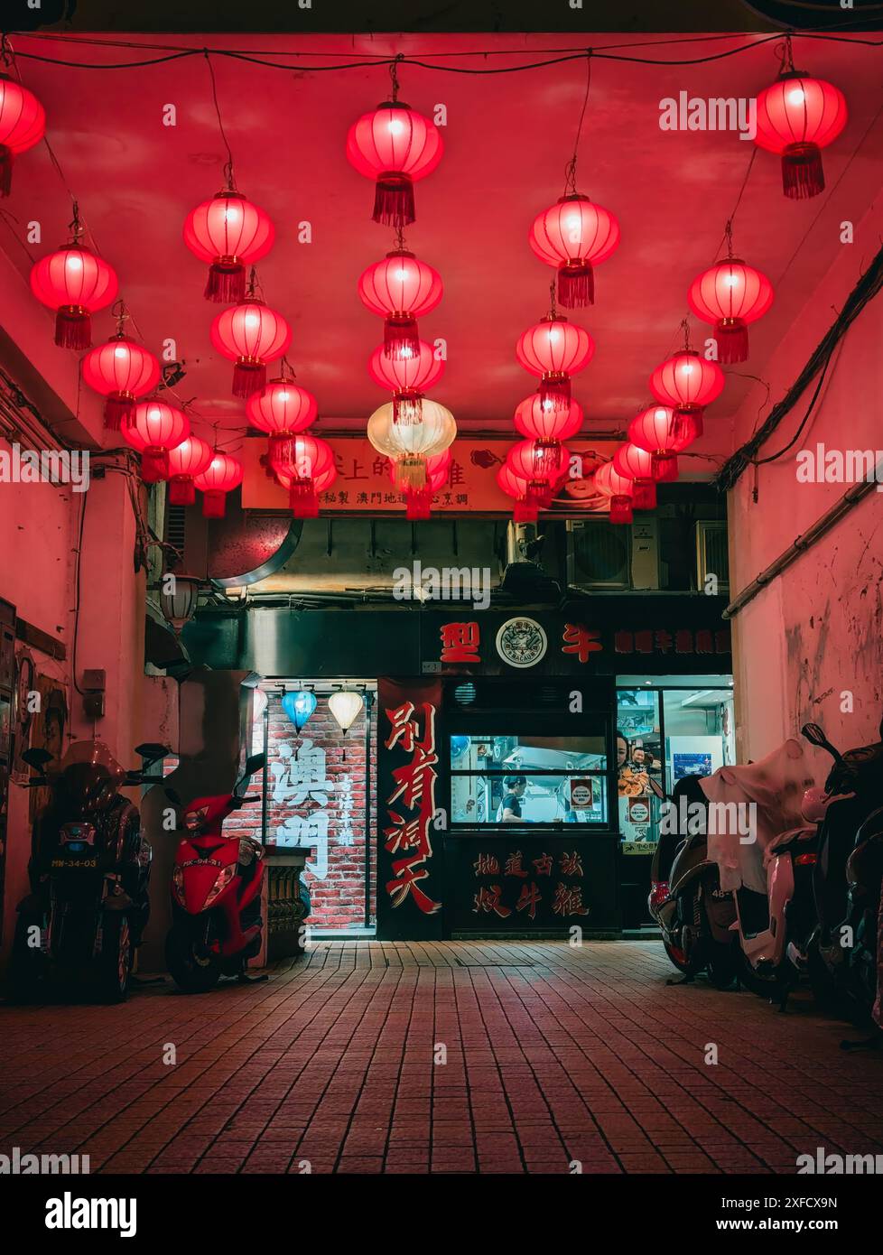 Macao - 04 juin 2024 - ruelle cinématographique de style chinois rouge avec lanternes et restaurants à Macao, Chine Banque D'Images