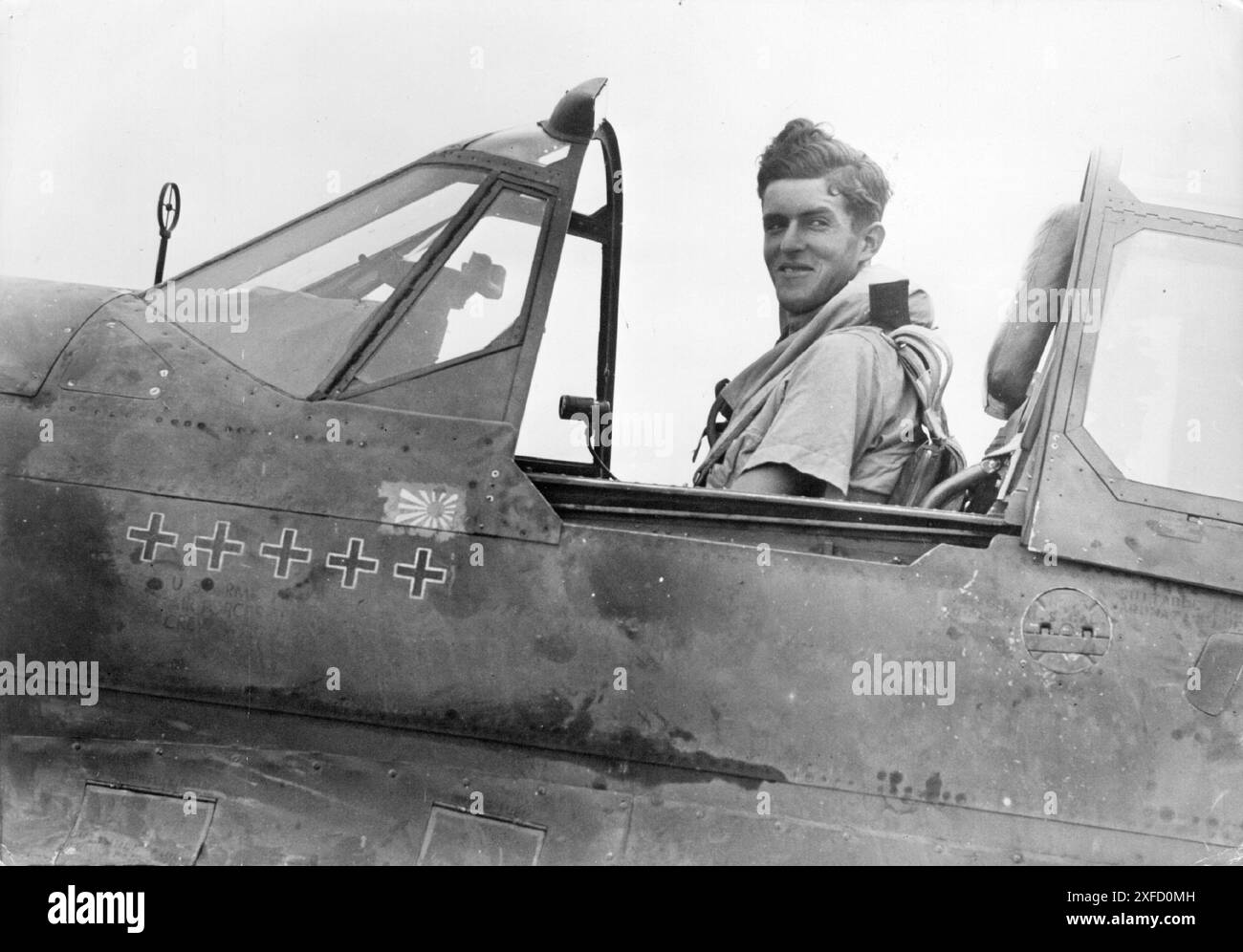 Chef d'escadron MJ Herrick DFC dans le cockpit de son Kittyhawk à Guadalcanal. L'avion montre des marques de mort pour cinq avions allemands et un japonais. Circa 1943. Michael James Herrick, DFC & Bar (5 mai 1921 - 16 juin 1944) est un as volant néo-zélandais de la Royal Air Force (RAF) pendant la seconde Guerre mondiale. Banque D'Images