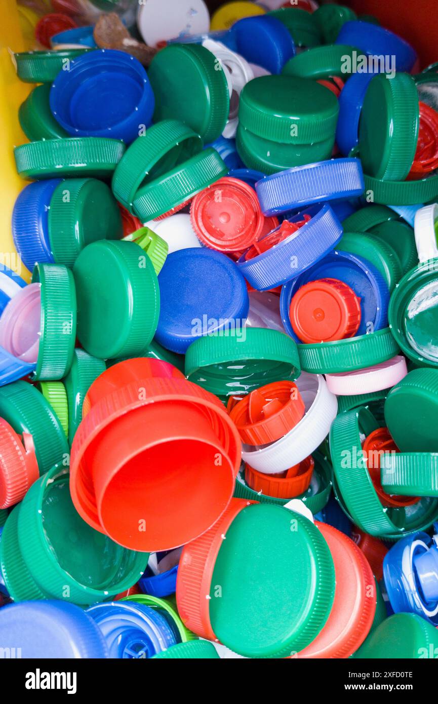 Gros plan de bouchons de bouteilles en plastique colorés Banque D'Images