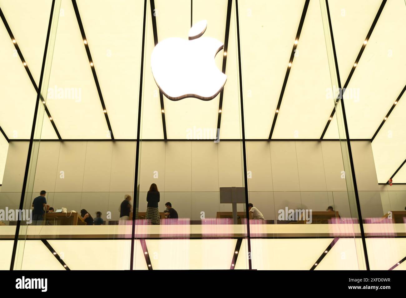 HANGZHOU, CHINE - 2 JUILLET 2024 - les gens découvrent les produits Apple dans un magasin Apple à Hangzhou, province du Zhejiang, le 18 juin 2024. Le 2 juillet, Banque D'Images