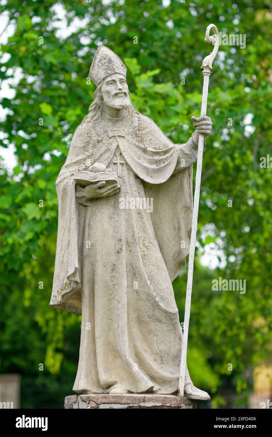 Statue de Saint Nicolas dans un parc près de l'église catholique Saint Nicolas à Tomášov, Slovaquie. Banque D'Images