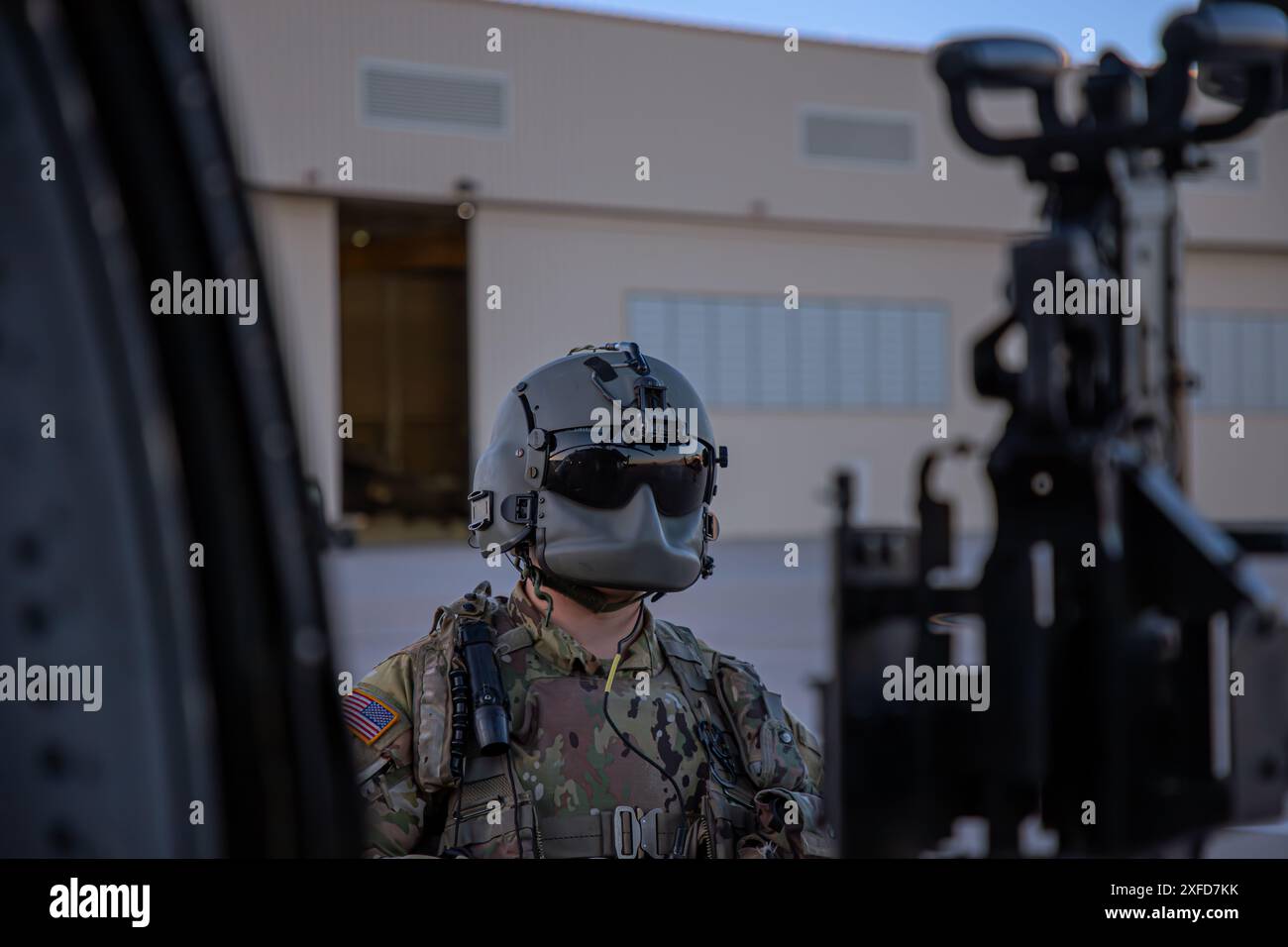Eric Rech, un artilleur de porte affecté à la Compagnie Alpha, 2nd Battalion, 501st Aviation Regiment, combat Aviation Brigade, 1st Armored Division, effectue des vérifications avant vol en vue de commencer leur tir aérien de table IV-VI à Fort Bliss, Texas, Oct. 11, 2023. (Photo de l'armée américaine par le SPC David Poleski) Banque D'Images
