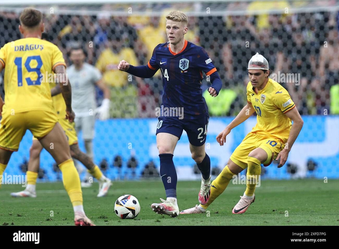 Jerdy Schouten (pays-Bas)Ianis Hagi (Roumanie) lors du match UEFA Euro Allemagne 2024 entre Roumanie 0-3 pays-Bas à Munich Football Arena le 02 juillet 2024 à Munich, Allemagne. Crédit : Maurizio Borsari/AFLO/Alamy Live News Banque D'Images