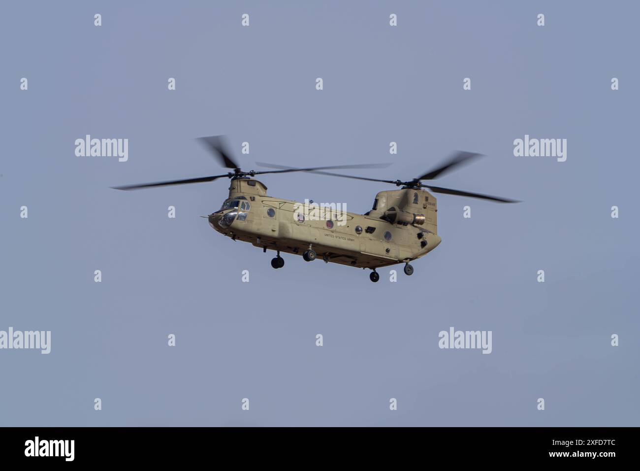 CH-47F Chinook de l'armée américaine affecté à la compagnie Bravo, 2e bataillon, 501e régiment d'aviation, brigade d'aviation de combat, 1re division blindée, effectue un survol lors du NTC 24-03 au National Training Center, Californie, le 21 janvier 2024. (Photo de l'armée américaine par le SPC David Poleski) Banque D'Images