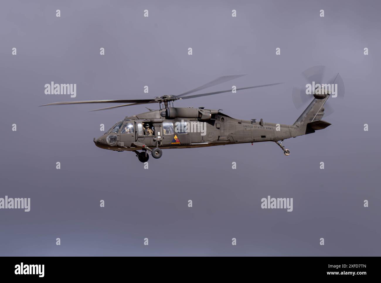 L'US Army UH-60M Black Hawk affecté à la compagnie Alpha, 2916th Aviation Battalion, effectue un survol pendant le NTC 24-03 au National Training Center, Californie, le 21 janvier 2024. (Photo de l'armée américaine par le SPC David Poleski) Banque D'Images