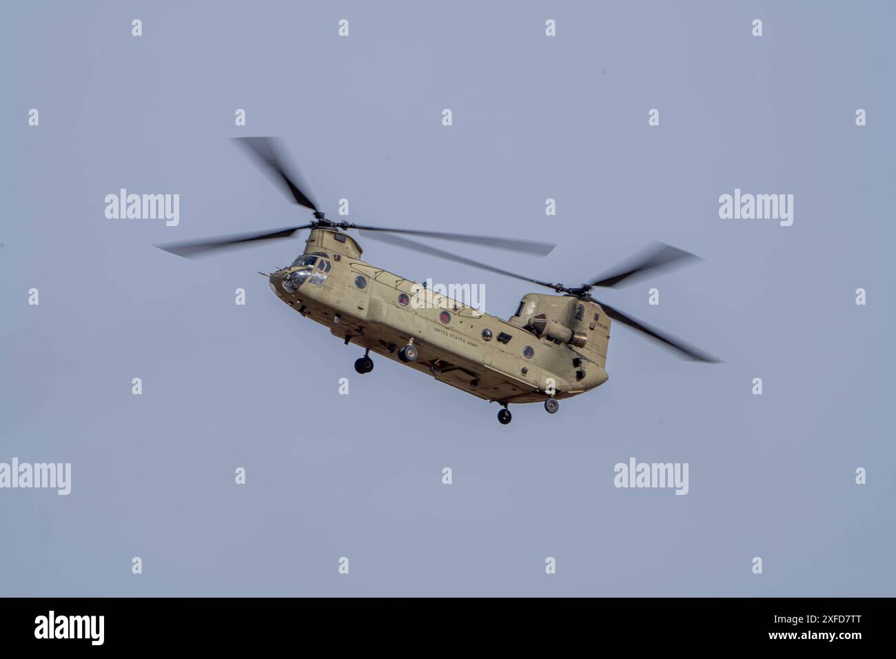 CH-47F Chinook de l'armée américaine affecté à la compagnie Bravo, 2e bataillon, 501e régiment d'aviation, brigade d'aviation de combat, 1re division blindée, se prépare à atterrir lors de la NTC 24-03 au National Training Center, Californie, le 21 janvier 2024. (Photo de l'armée américaine par le SPC David Poleski) Banque D'Images