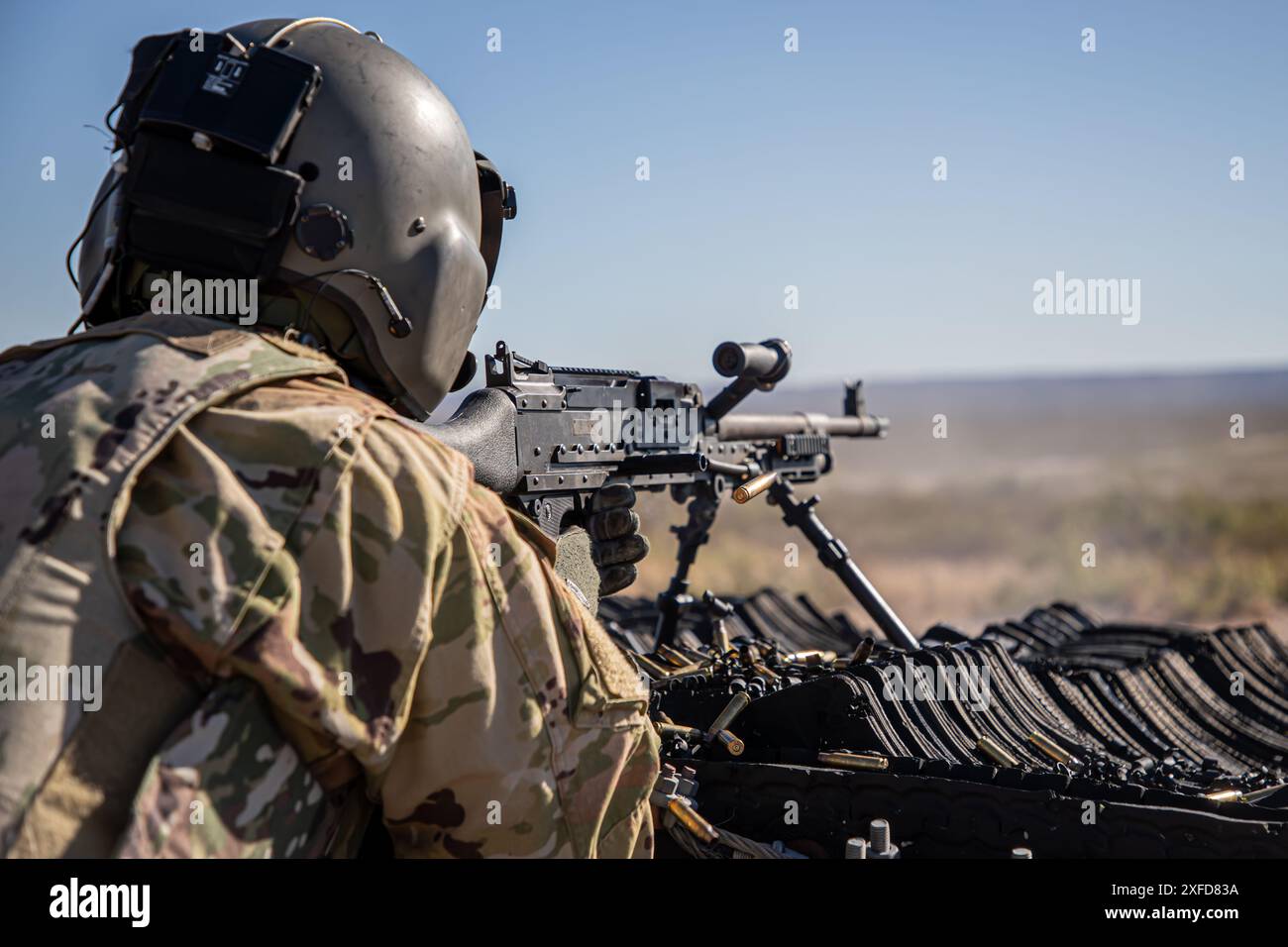 Eric Rech, un artilleur de porte affecté à la Compagnie Alpha, 2nd Battalion, 501st Aviation Regiment, combat Aviation Brigade, 1st Armored Division, tire un M240B lors de leur tir aérien table IV-VI tenu à McGregor Range, Nouveau-Mexique, le 11 octobre 2023. (Photo de l'armée américaine par le SPC David Poleski) Banque D'Images