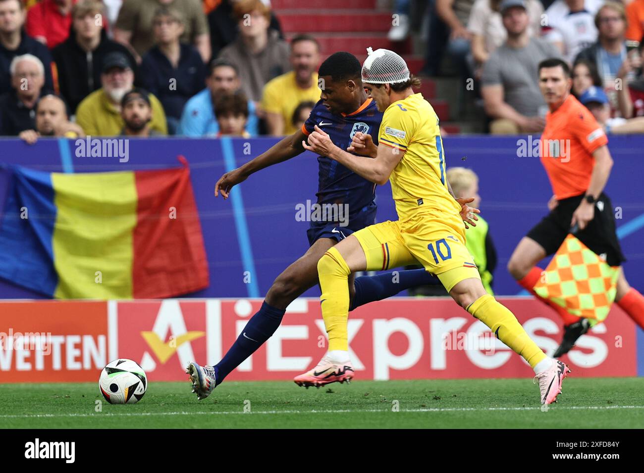 Denzel Dumfries (pays-Bas)Ianis Hagi (Roumanie) lors du match UEFA Euro Allemagne 2024 entre Roumanie 0-3 pays-Bas au Munich Football Arena le 02 juillet 2024 à Munich, Allemagne. Crédit : Maurizio Borsari/AFLO/Alamy Live News Banque D'Images