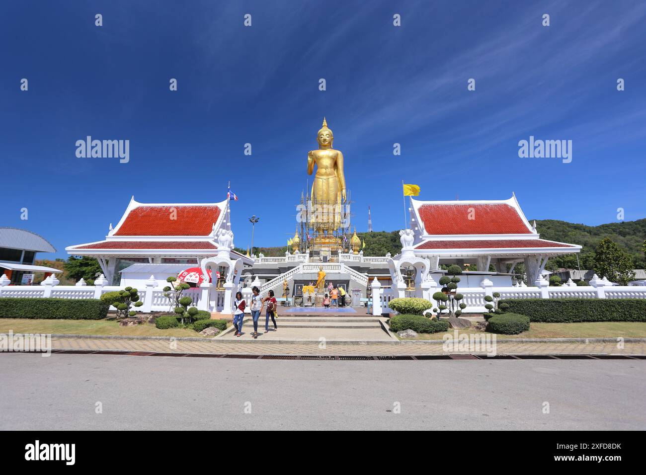 Un Bouddha doré géant nommé Phra Phuttha Mongkhon Maharat attraction populaire à Hat Yai, Thaïlande Banque D'Images
