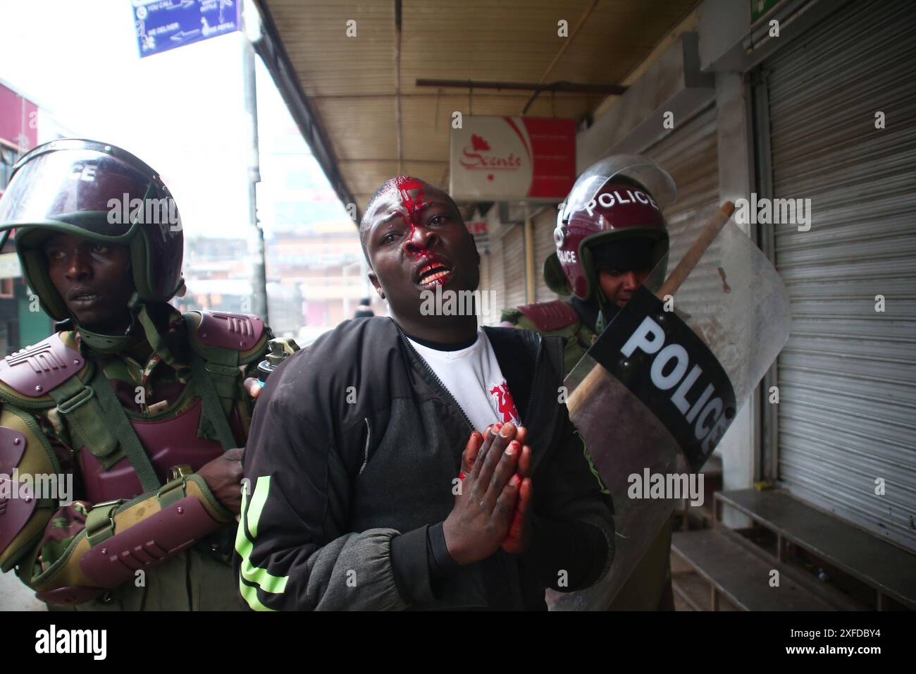 Nairobi, Nairobi, Kenya. 2 juillet 2024. Des policiers arrêtent un manifestant le long de la rue Tom Mboya à Nairobi lors de manifestations contre le projet de loi de finances 2024. Le gouvernement kenyan a présenté un projet de loi de finances qui visait à augmenter ou à introduire des taxes ou des frais sur une gamme d'articles quotidiens, y compris les données Internet, le carburant, les virements bancaires. (Crédit image : © Kanyiri Wahito/ZUMA Press Wire) USAGE ÉDITORIAL SEULEMENT! Non destiné à UN USAGE commercial ! Banque D'Images